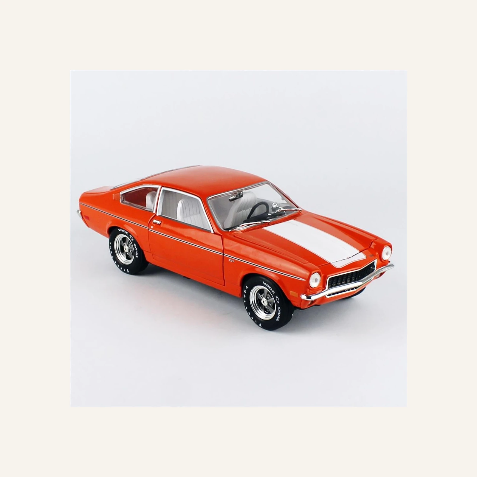 AutoWorld AMM1319 1/18 Ölçek, 1973 Chevrolet Vega GT (Class of 1973), Bright Orange