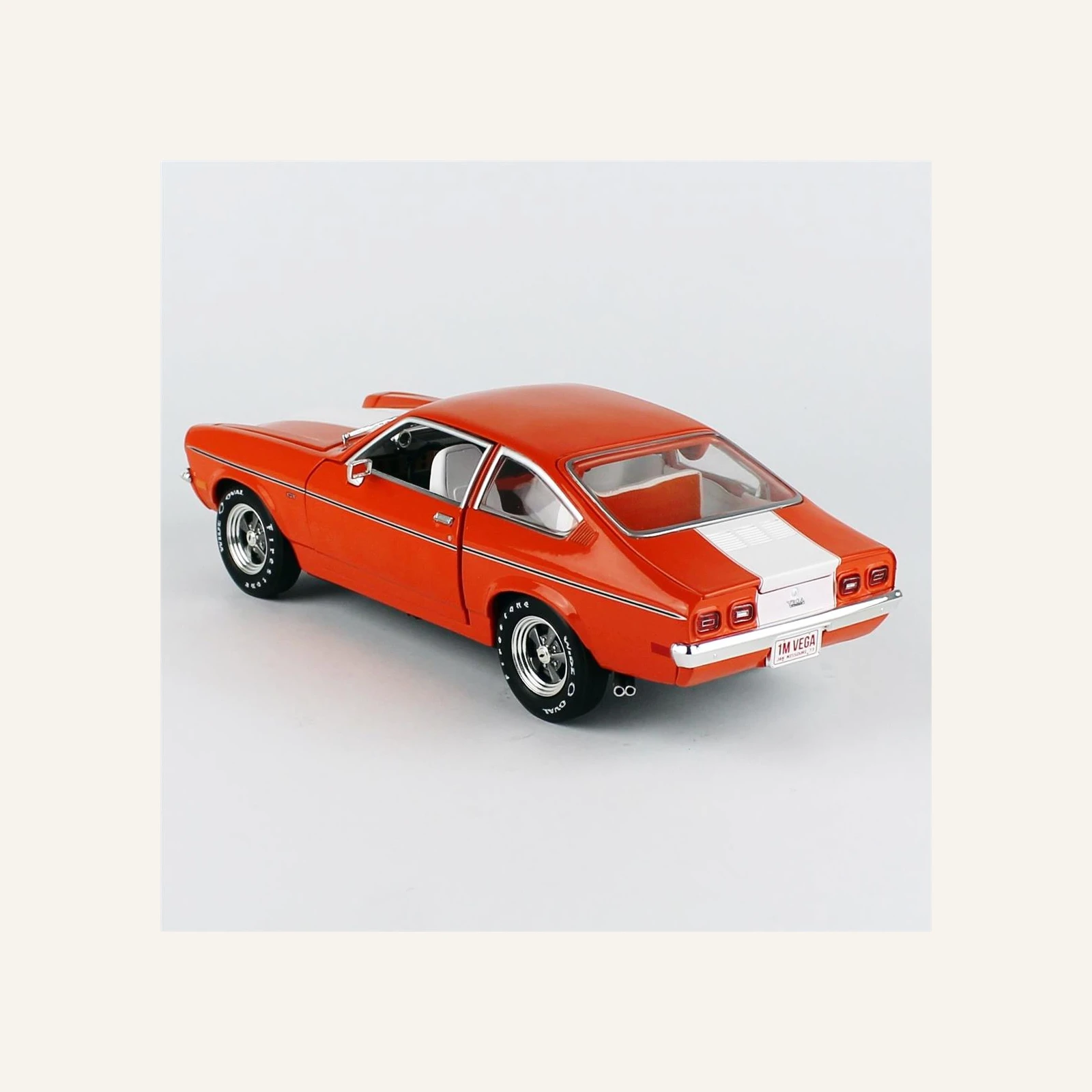 AutoWorld AMM1319 1/18 Ölçek, 1973 Chevrolet Vega GT (Class of 1973), Bright Orange