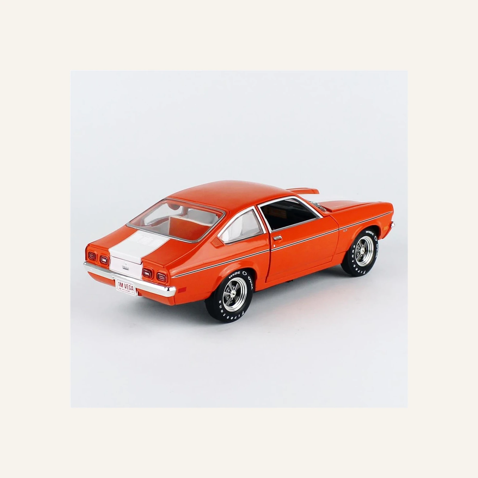 AutoWorld AMM1319 1/18 Ölçek, 1973 Chevrolet Vega GT (Class of 1973), Bright Orange