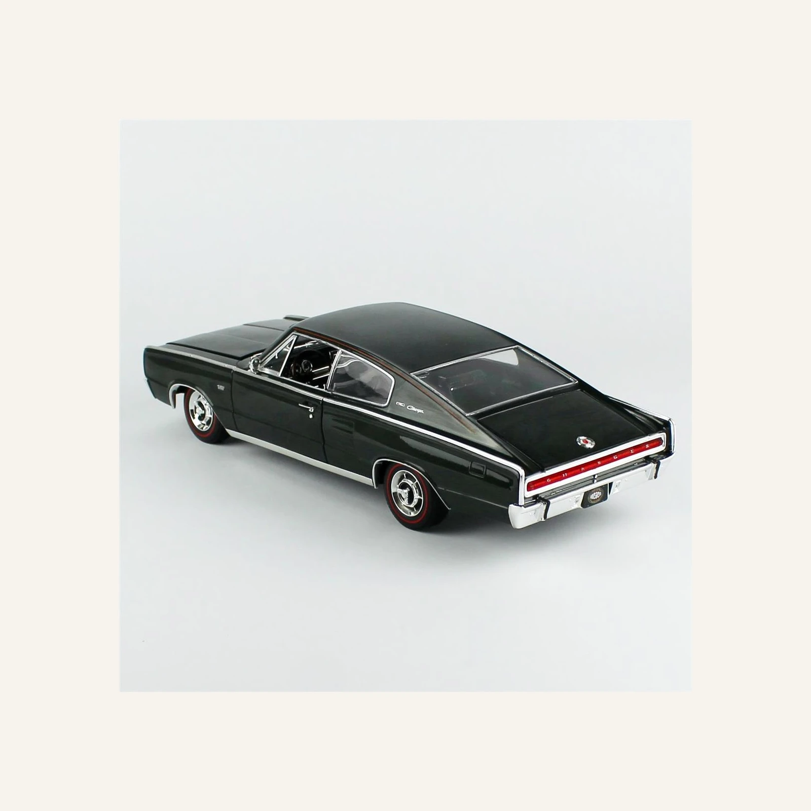 AutoWorld AMM1320 1/18 Ölçek, 1966 Dodge Charger Hardtop (MCACN), GG1 Dark Green