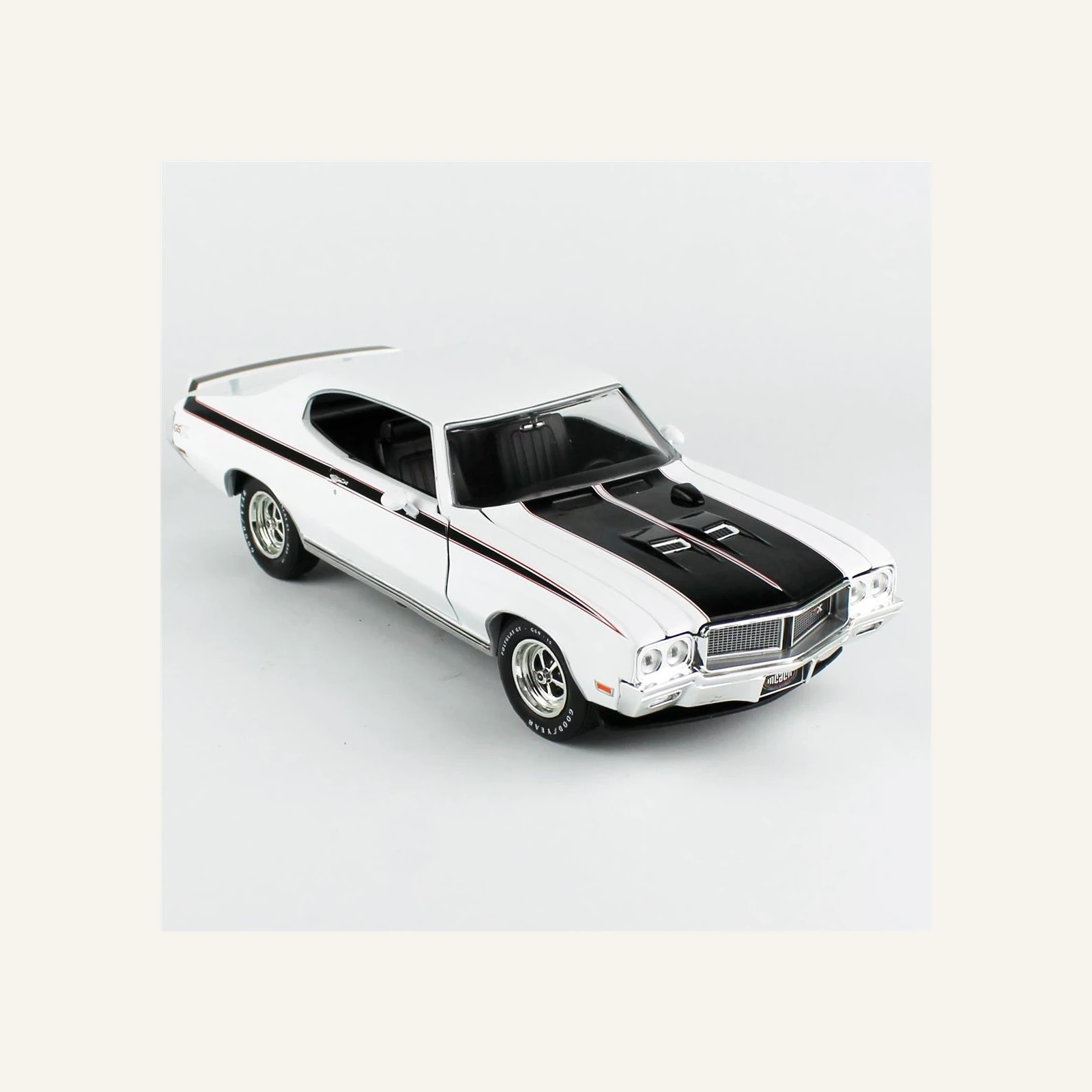 AutoWorld AMM1322 1/18 Ölçek, 1970 Buick Hardtop GSX (MCACN), Apollo White