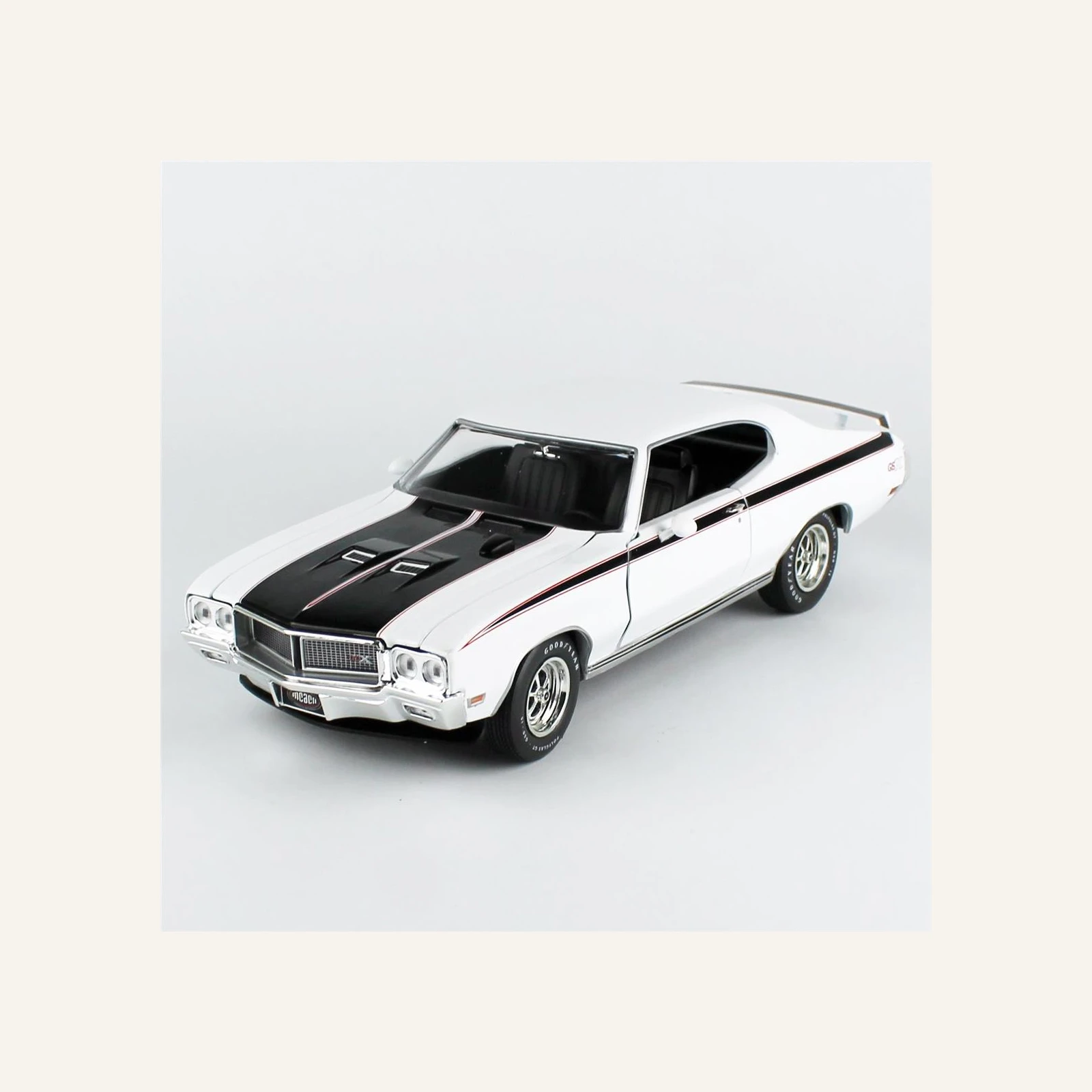 AutoWorld AMM1322 1/18 Ölçek, 1970 Buick Hardtop GSX (MCACN), Apollo White