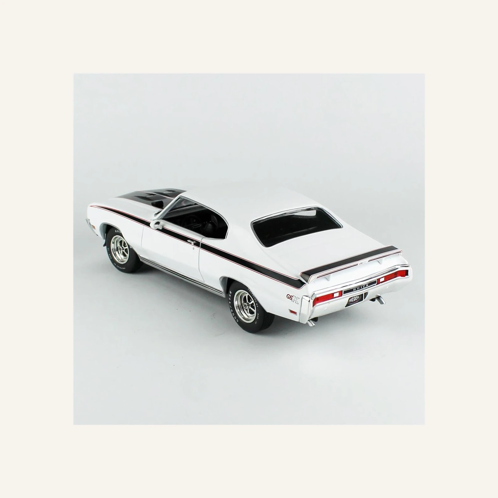 AutoWorld AMM1322 1/18 Ölçek, 1970 Buick Hardtop GSX (MCACN), Apollo White