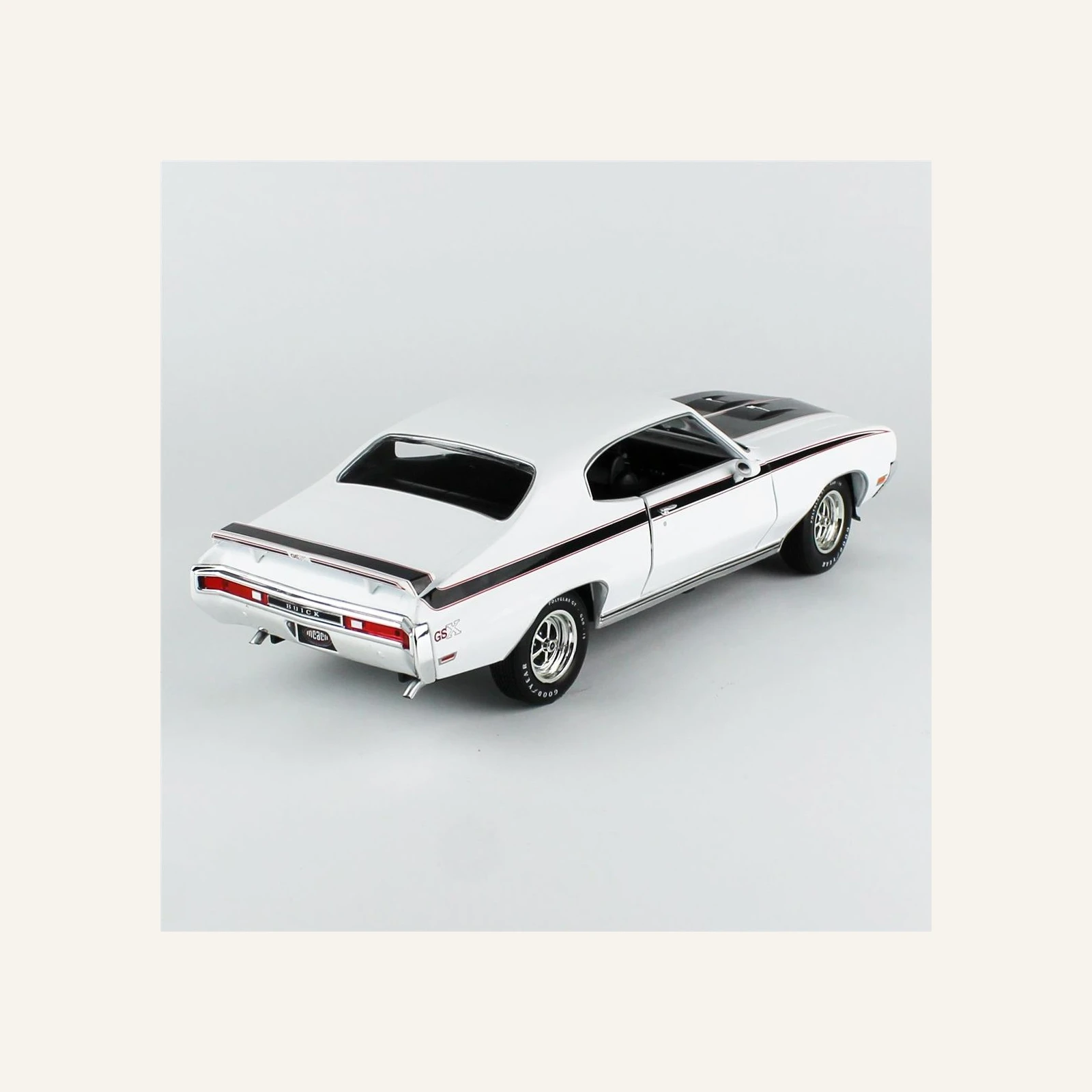 AutoWorld AMM1322 1/18 Ölçek, 1970 Buick Hardtop GSX (MCACN), Apollo White