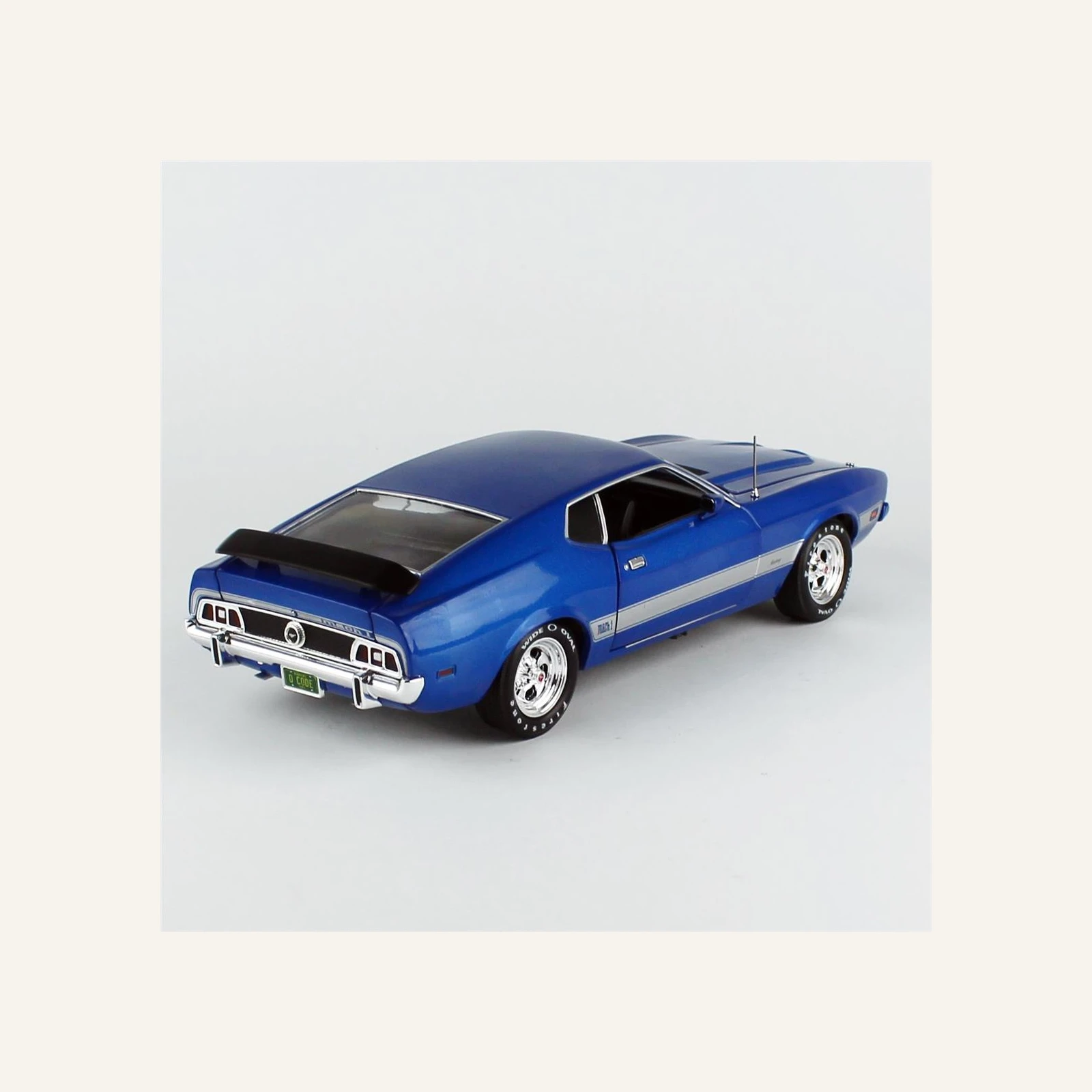 AutoWorld AMM1323 1/18 Ölçek, 1973 Ford Mustang Mach 1 (Class of 1973), Blue Glow