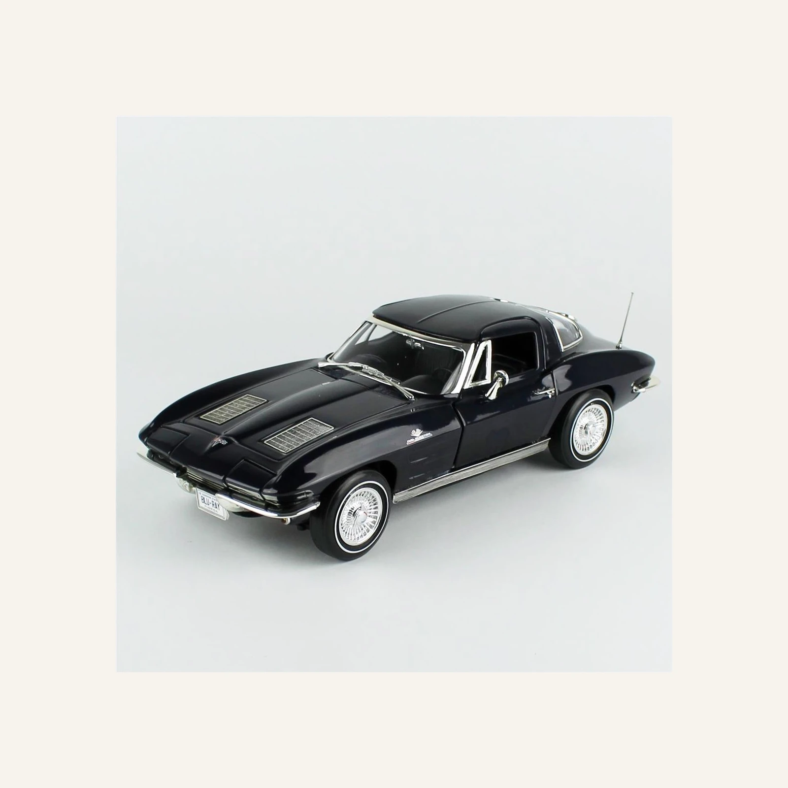 AutoWorld AMM1325 1/18 Ölçek, 1963 Chevrolet Corvette Stingray Coupe, Saddle Tan Metallic