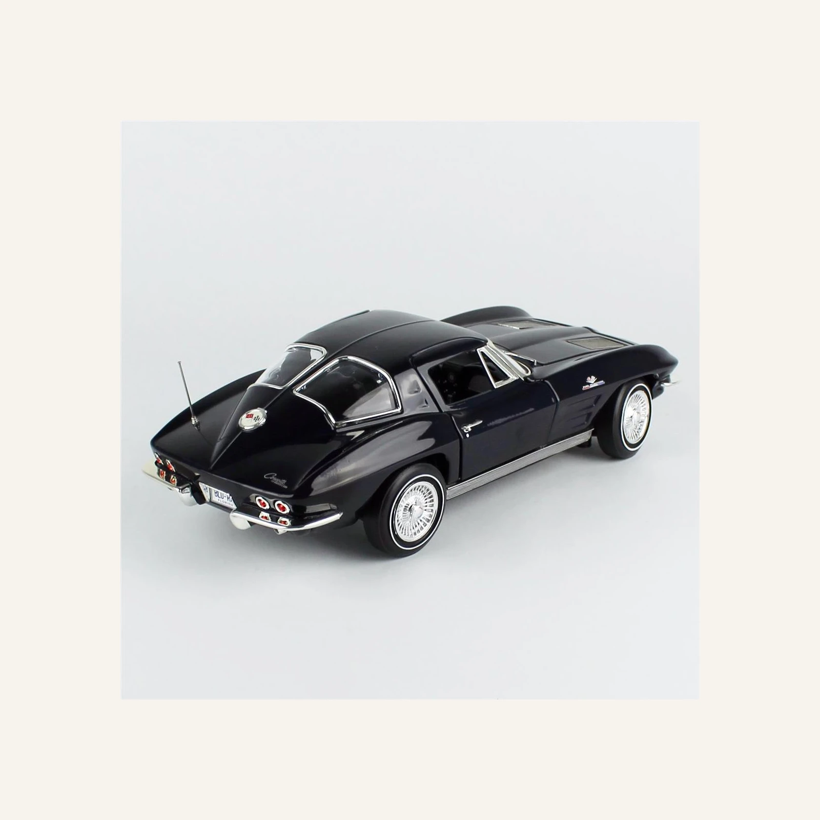 AutoWorld AMM1325 1/18 Ölçek, 1963 Chevrolet Corvette Stingray Coupe, Saddle Tan Metallic