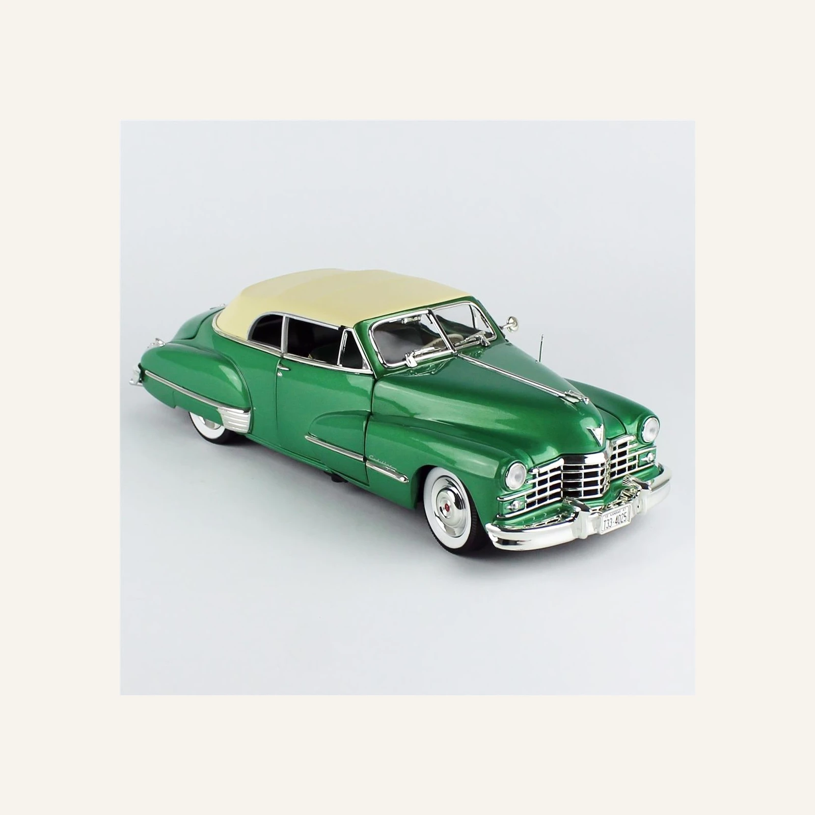AutoWorld AW315 1/18 Ölçek, 1947 Cadillac Series 62 Cabriolet, Ardsley Green
