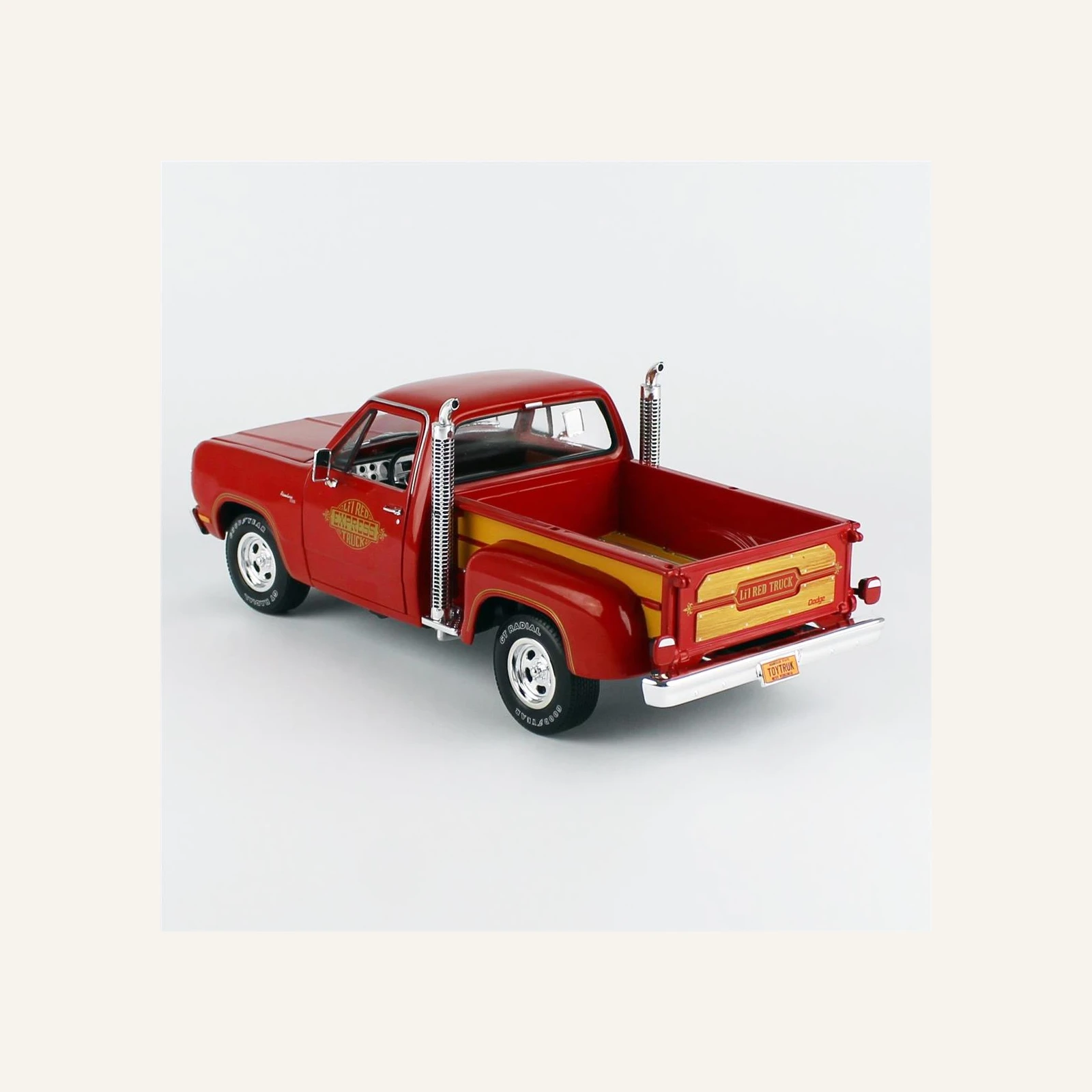 AutoWorld AW319 1/18 Ölçek, 1979 Dodge Ut-line Pickup, L'il Red Truck