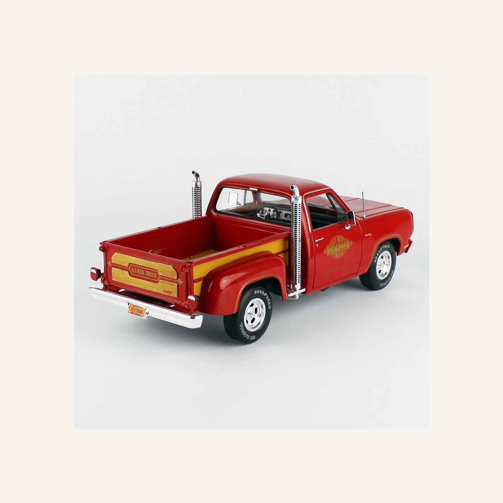 AutoWorld AW319 1/18 Ölçek, 1979 Dodge Ut-line Pickup, L'il Red Truck