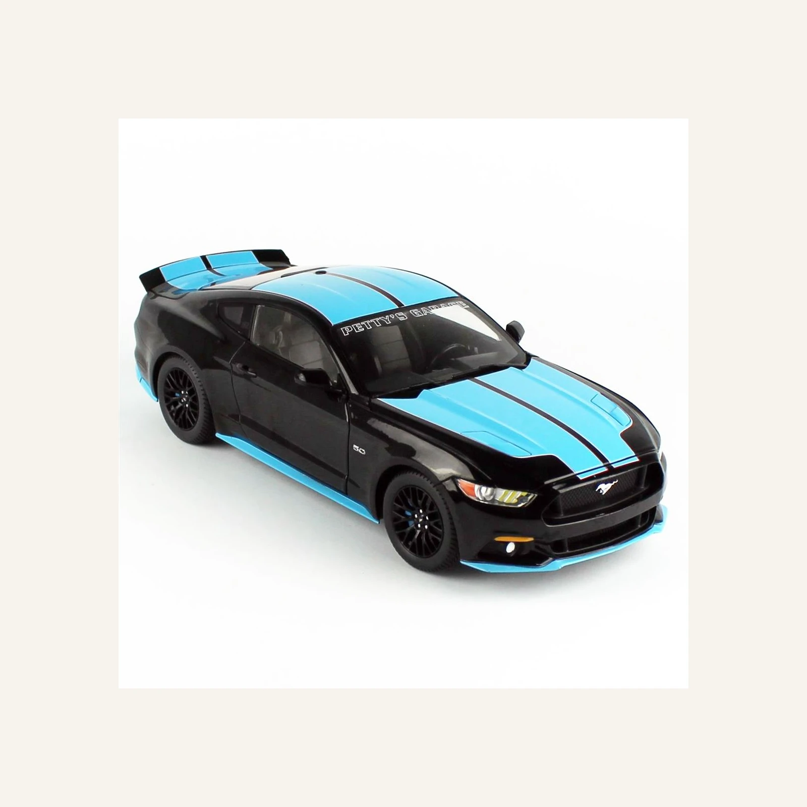 AutoWorld AW321 1/18 Ölçek, 2015 Ford Mustang Petty's Garage