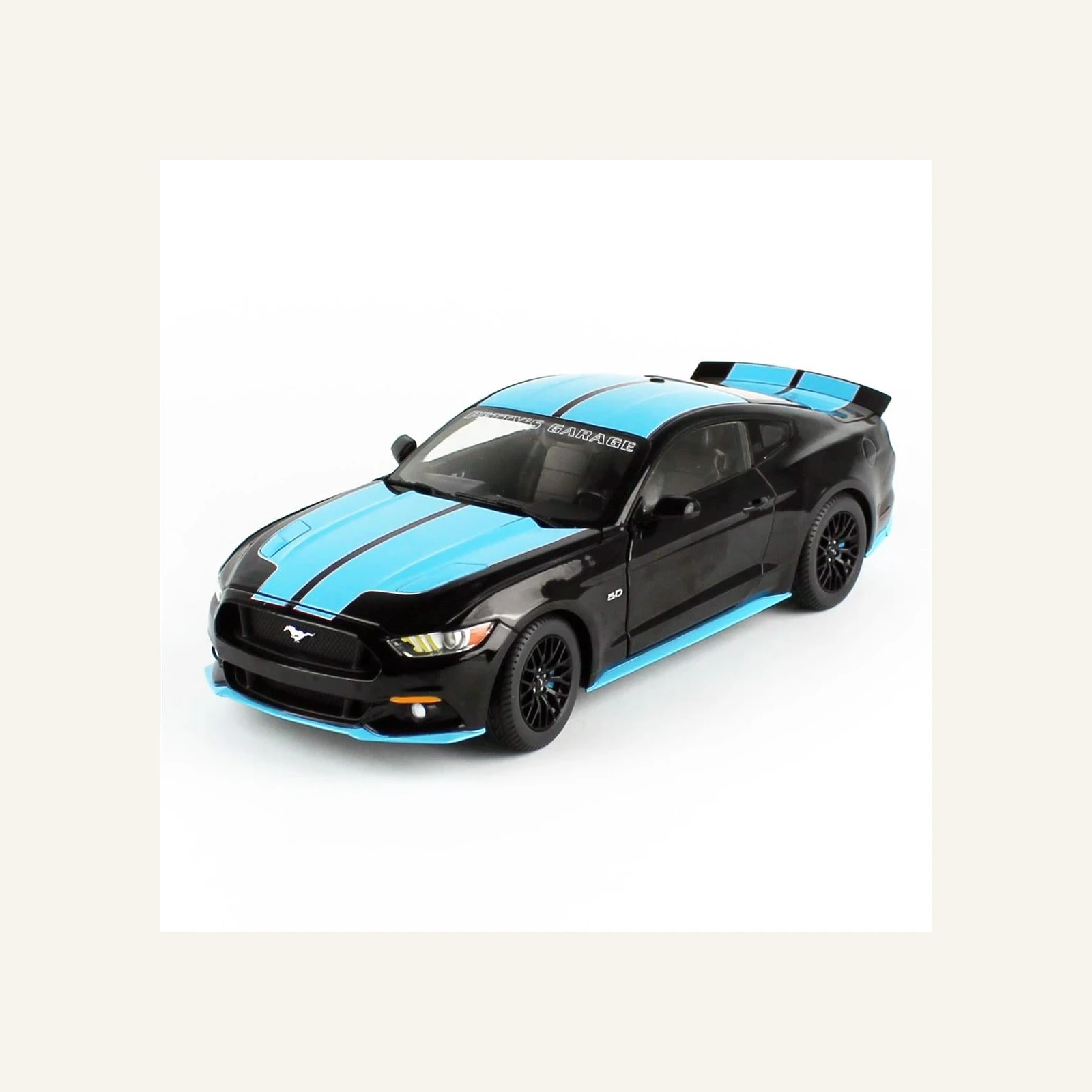 AutoWorld AW321 1/18 Ölçek, 2015 Ford Mustang Petty's Garage