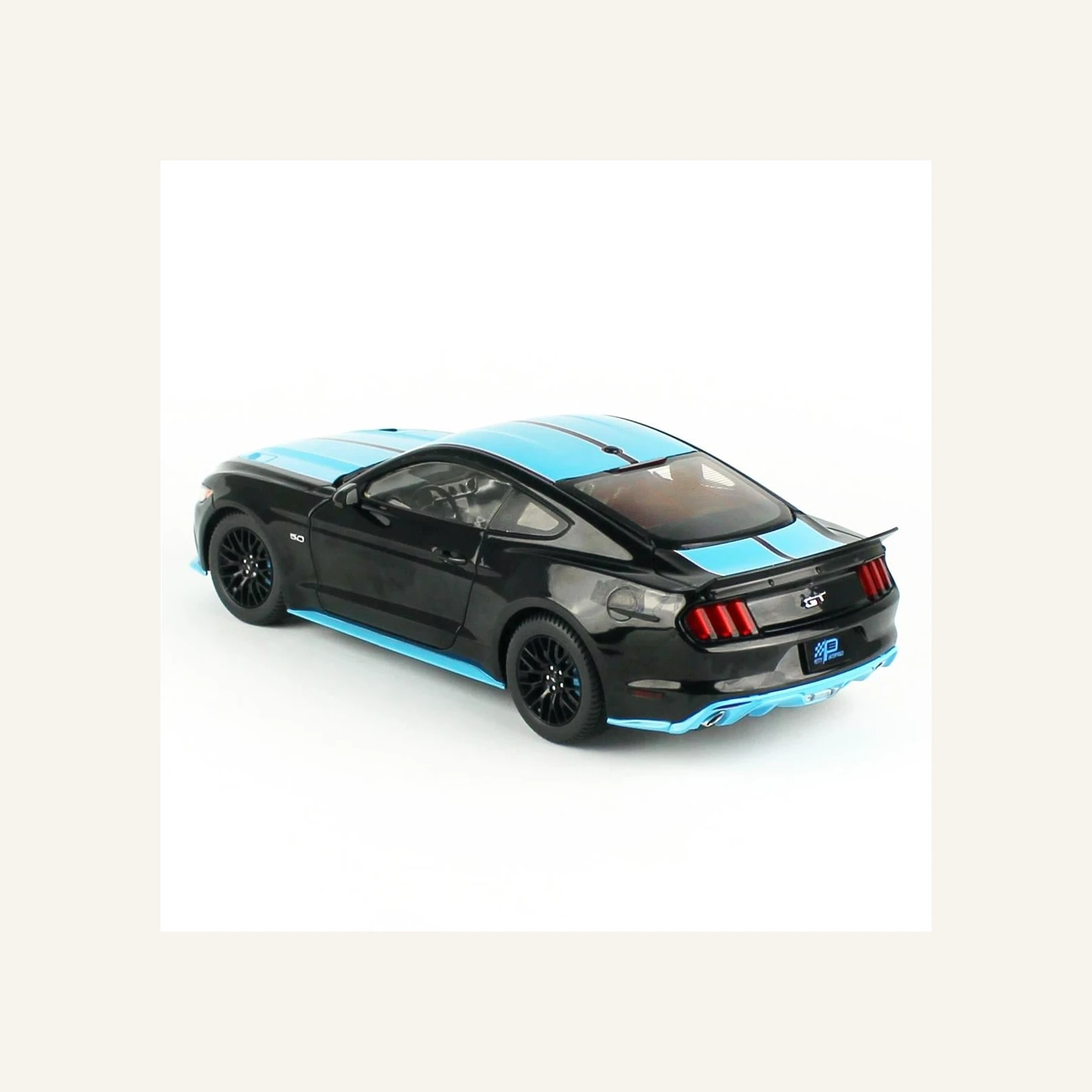 AutoWorld AW321 1/18 Ölçek, 2015 Ford Mustang Petty's Garage