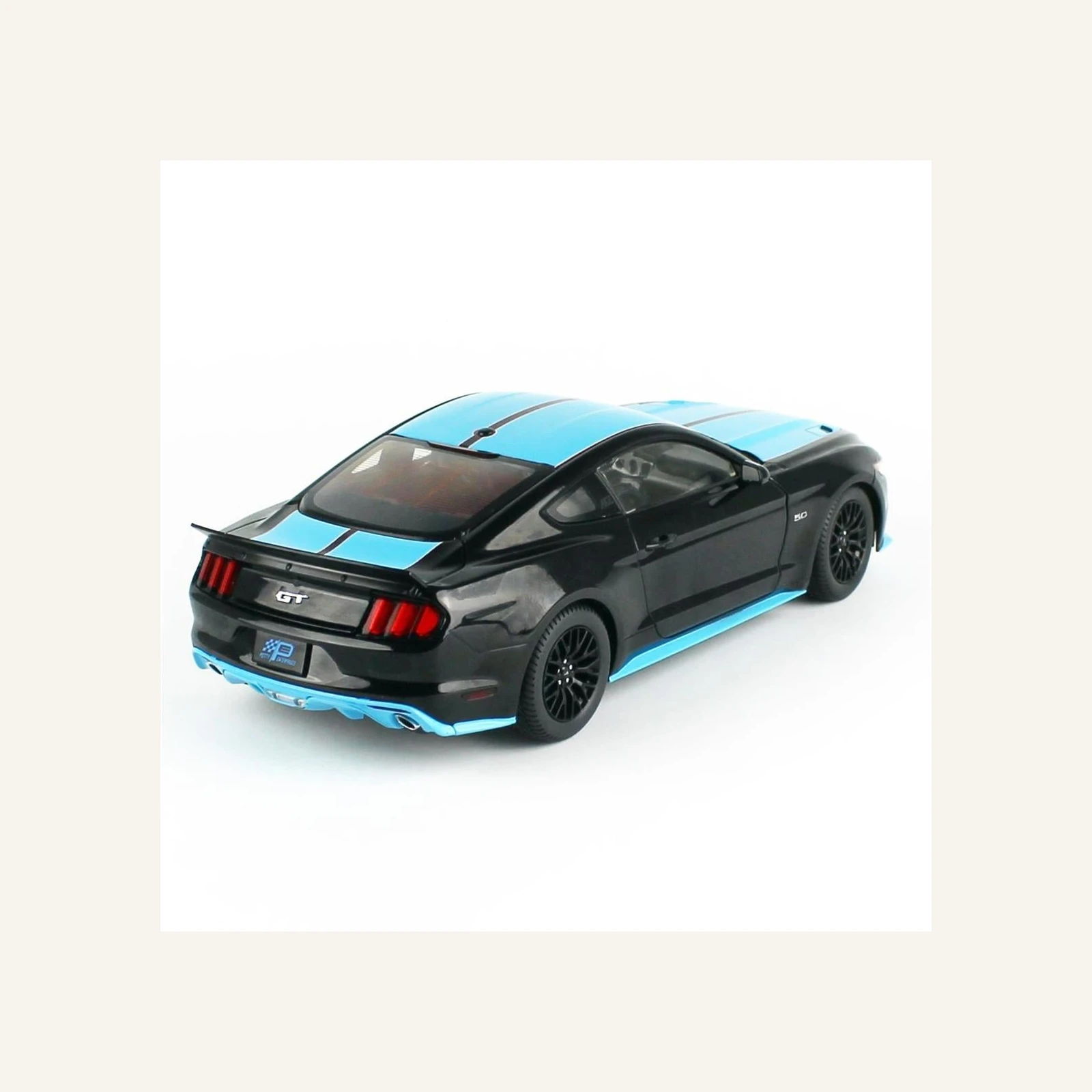 AutoWorld AW321 1/18 Ölçek, 2015 Ford Mustang Petty's Garage
