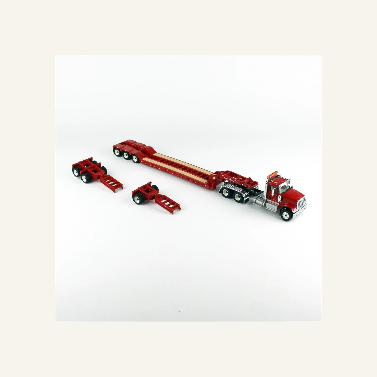 Diecast Masters 71013 1/50 Ölçek, International HX520 Tandem Kırmızı Çekici, XL 120 HDG Drop Deck Dorse ve 2 adet Ek Dorse,.Ser