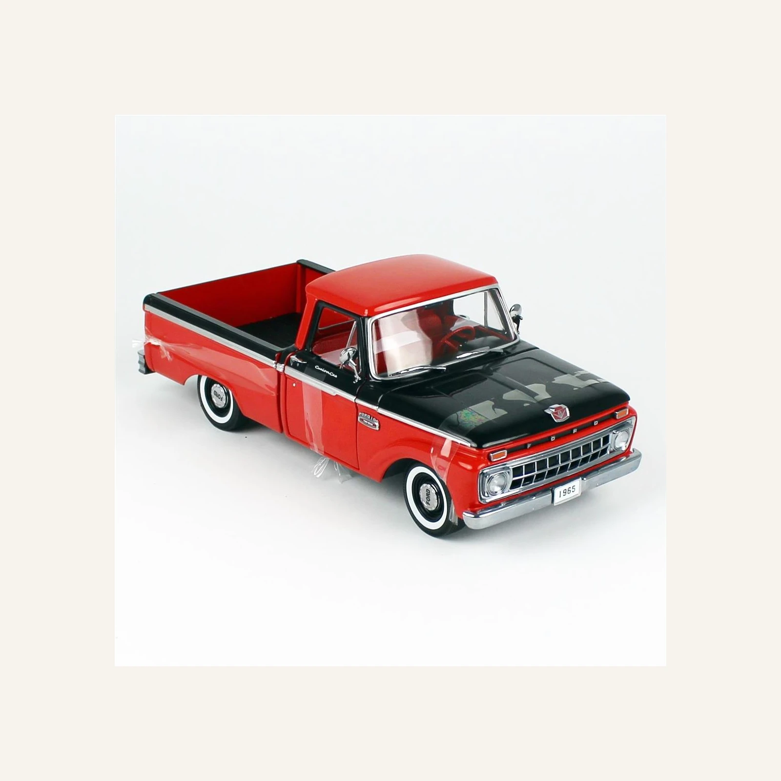 Sunstar 1304 1/18 Ölçek, 1965 Ford F-100 Kamyonet, Kırmızı-Siyah