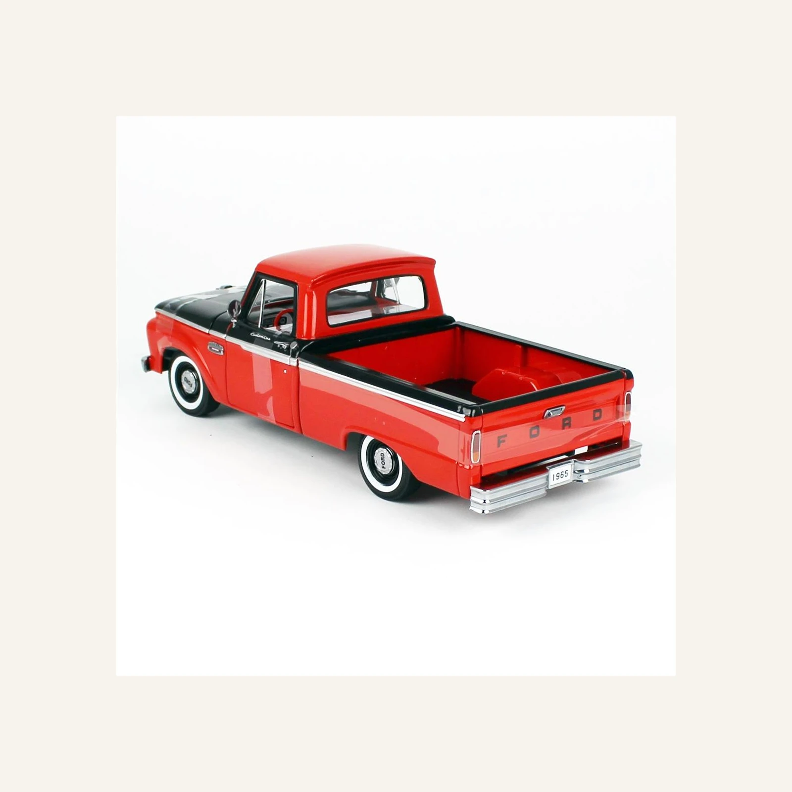 Sunstar 1304 1/18 Ölçek, 1965 Ford F-100 Kamyonet, Kırmızı-Siyah