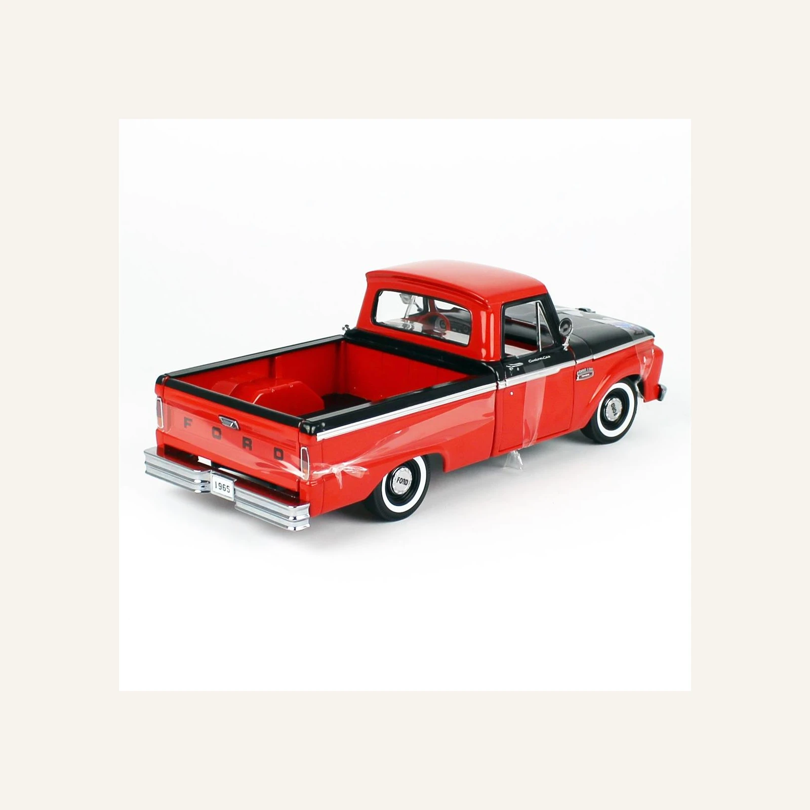Sunstar 1304 1/18 Ölçek, 1965 Ford F-100 Kamyonet, Kırmızı-Siyah