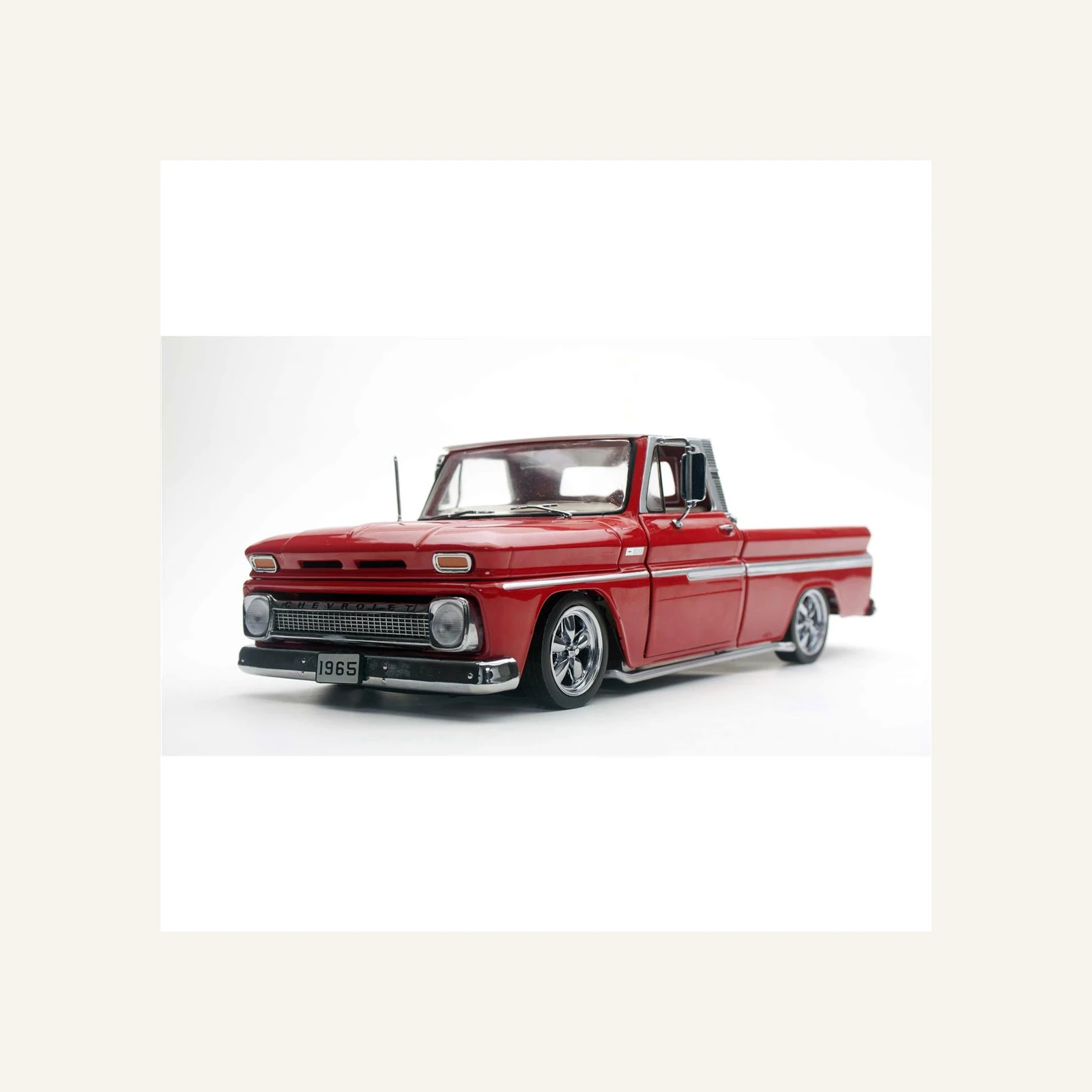 Sunstar 1365 1/18 Ölçek, 1965 Chevrolet C-10 Styleside Alçaltılmış Kamyonet, Kırmızı