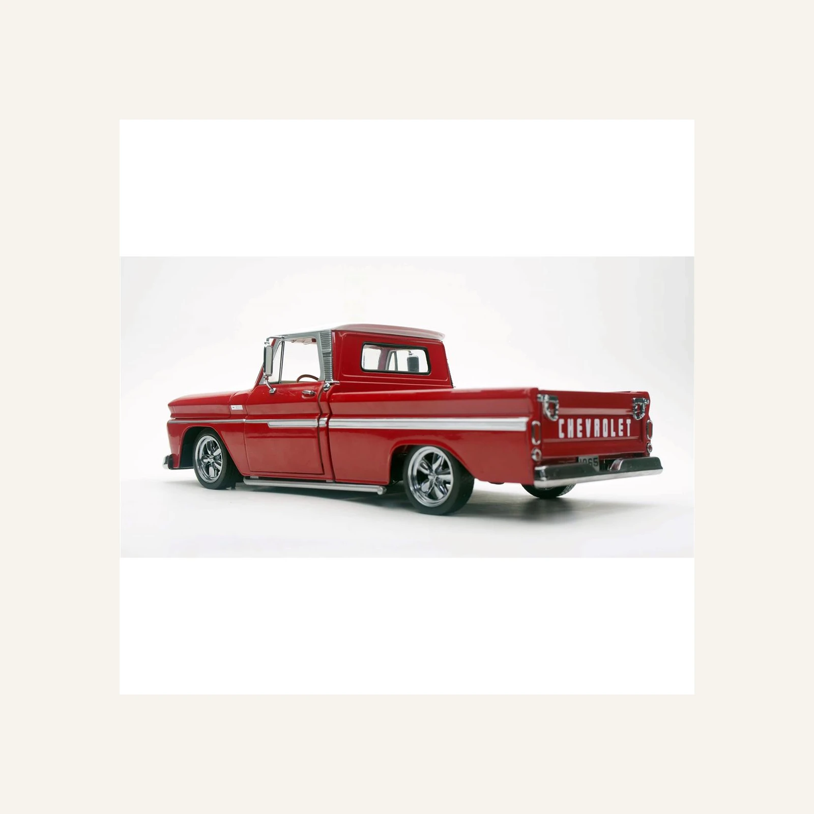 Sunstar 1365 1/18 Ölçek, 1965 Chevrolet C-10 Styleside Alçaltılmış Kamyonet, Kırmızı
