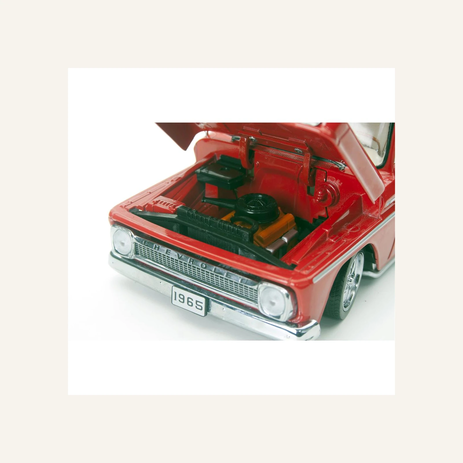 Sunstar 1365 1/18 Ölçek, 1965 Chevrolet C-10 Styleside Alçaltılmış Kamyonet, Kırmızı