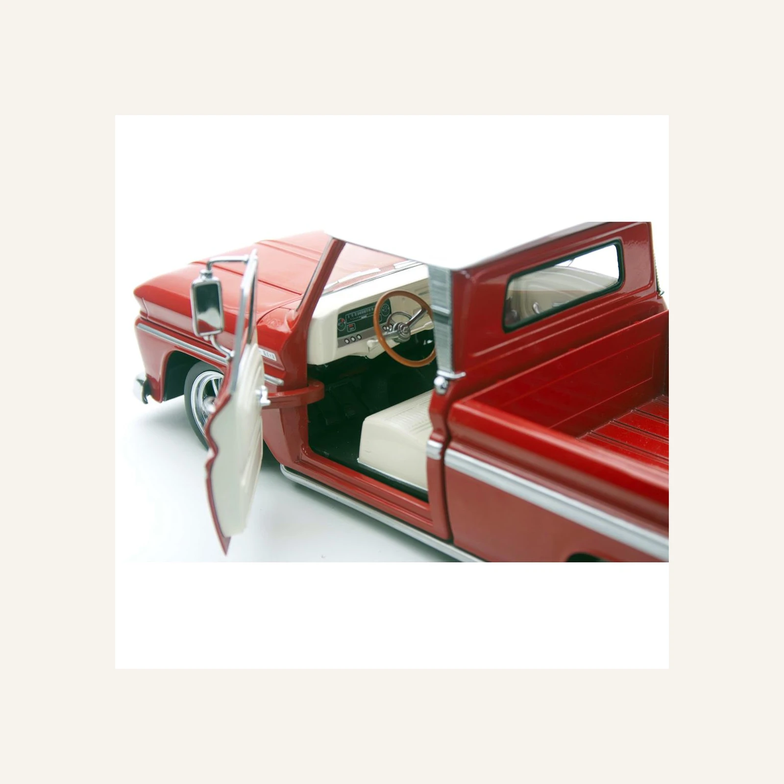 Sunstar 1365 1/18 Ölçek, 1965 Chevrolet C-10 Styleside Alçaltılmış Kamyonet, Kırmızı