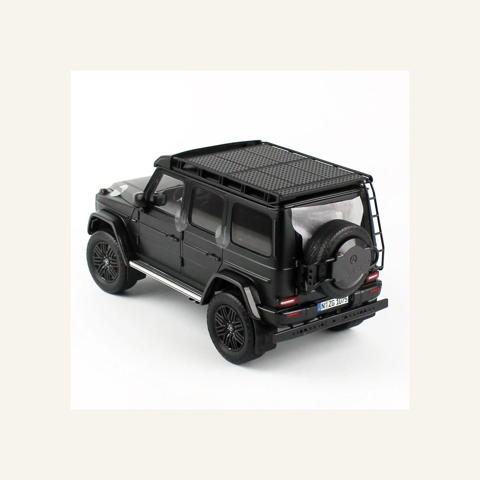 NZG 1075.1/50 1/18 Ölçek, Mercedes-AMG G 63 Arazi Aracı, Gece Siyahı