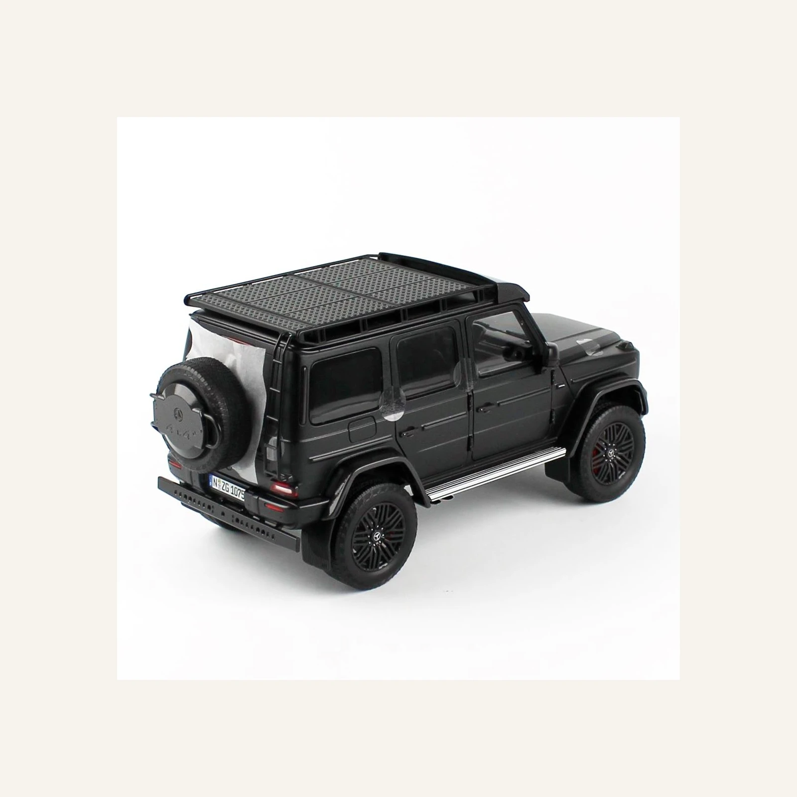 NZG 1075.1/50 1/18 Ölçek, Mercedes-AMG G 63 Arazi Aracı, Gece Siyahı