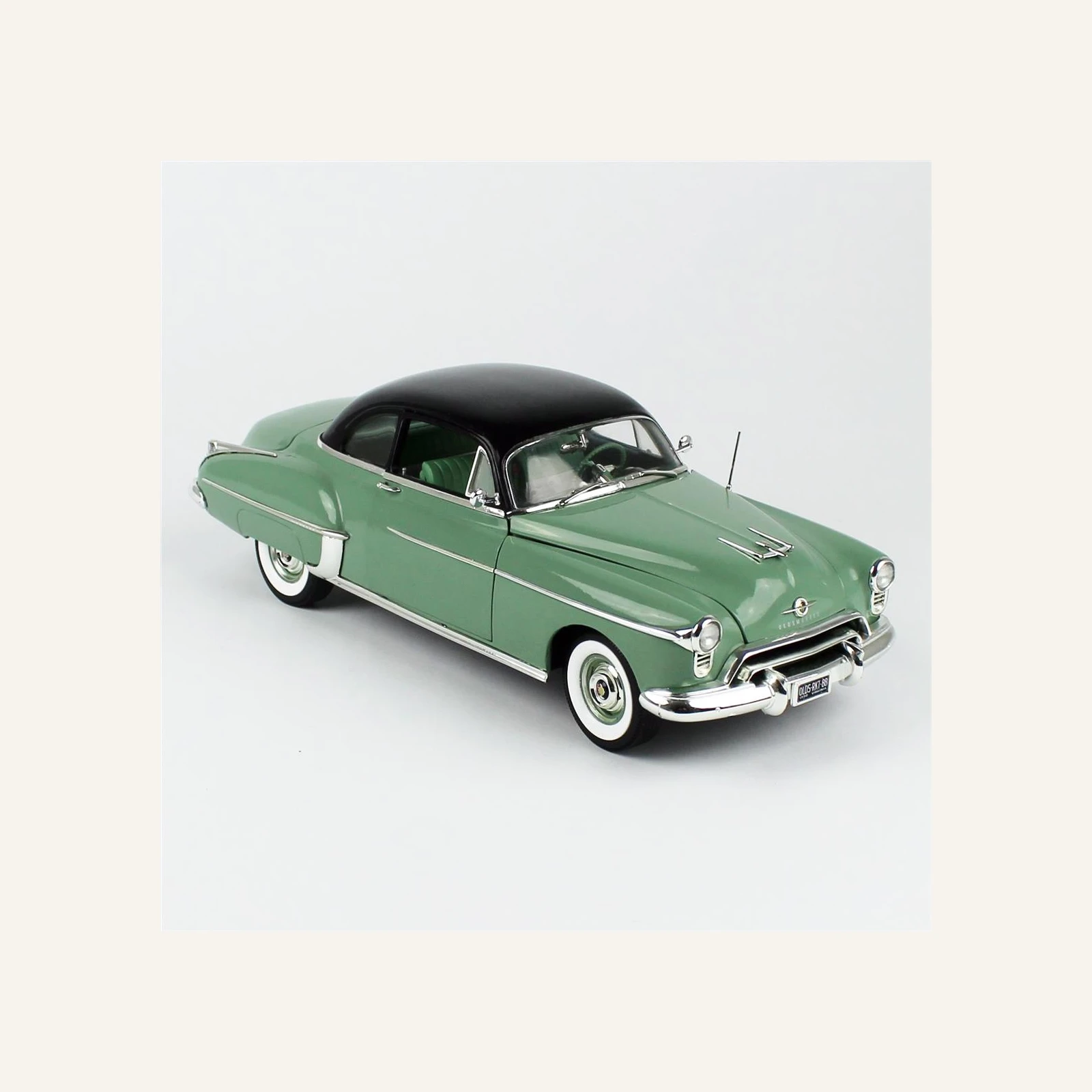 AutoWorld AMM1280 1/18 Ölçek, 1950 Oldsmobile Rocket 88, Yeşil ve Siyah tavan