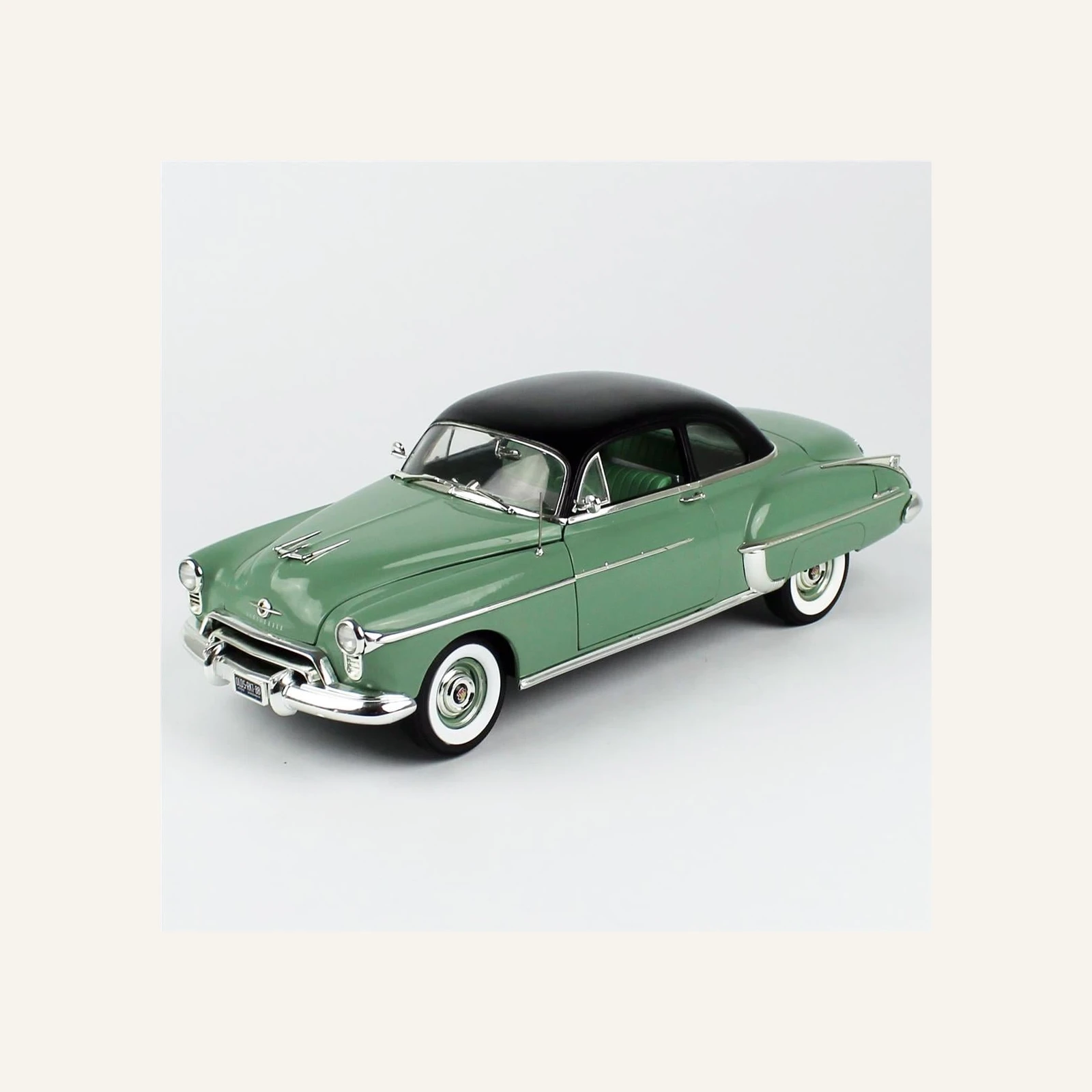 AutoWorld AMM1280 1/18 Ölçek, 1950 Oldsmobile Rocket 88, Yeşil ve Siyah tavan