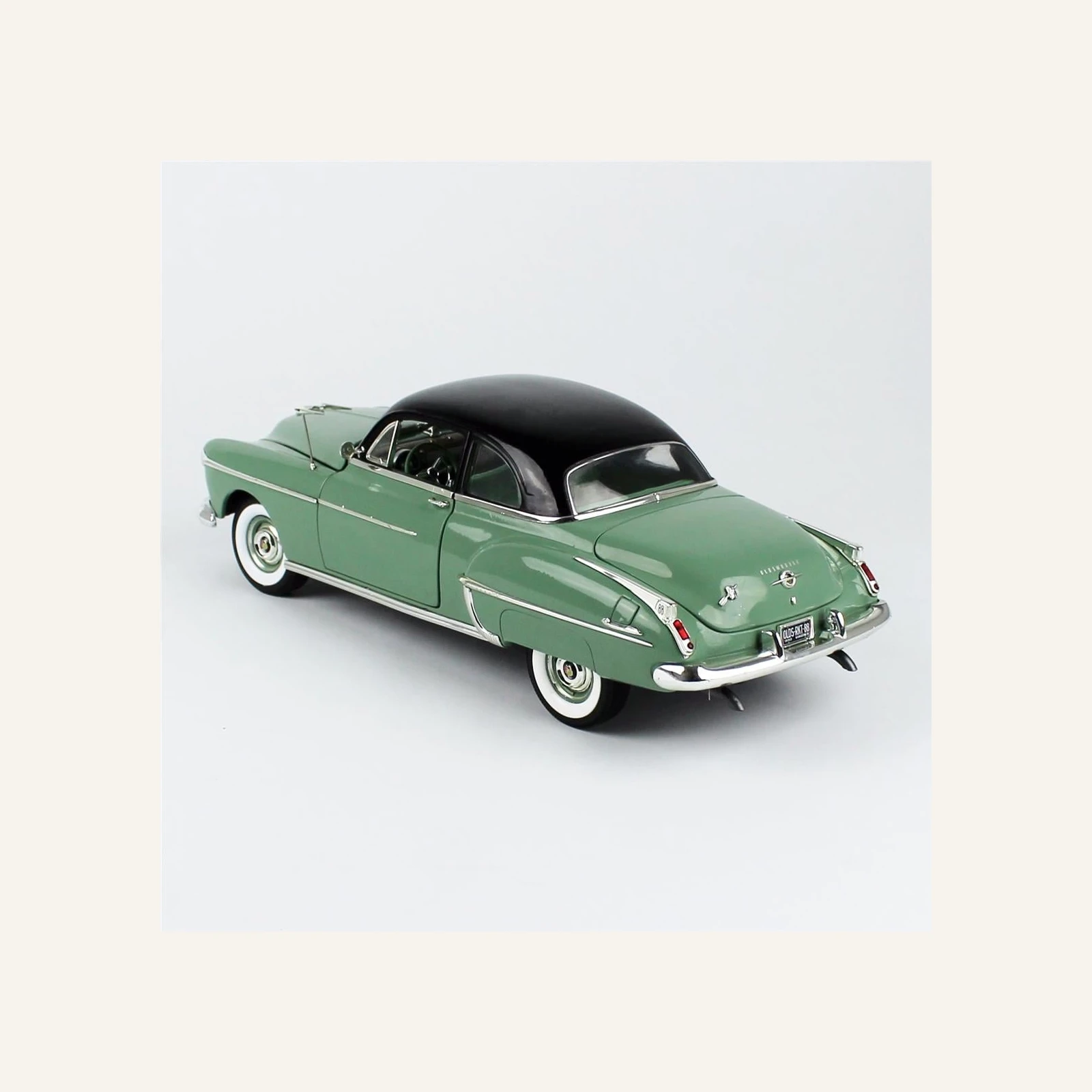 AutoWorld AMM1280 1/18 Ölçek, 1950 Oldsmobile Rocket 88, Yeşil ve Siyah tavan
