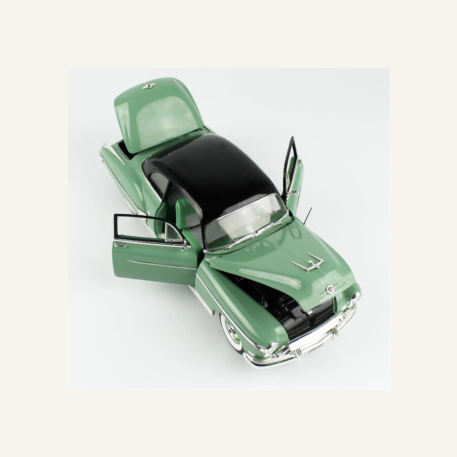 AutoWorld AMM1280 1/18 Ölçek, 1950 Oldsmobile Rocket 88, Yeşil ve Siyah tavan