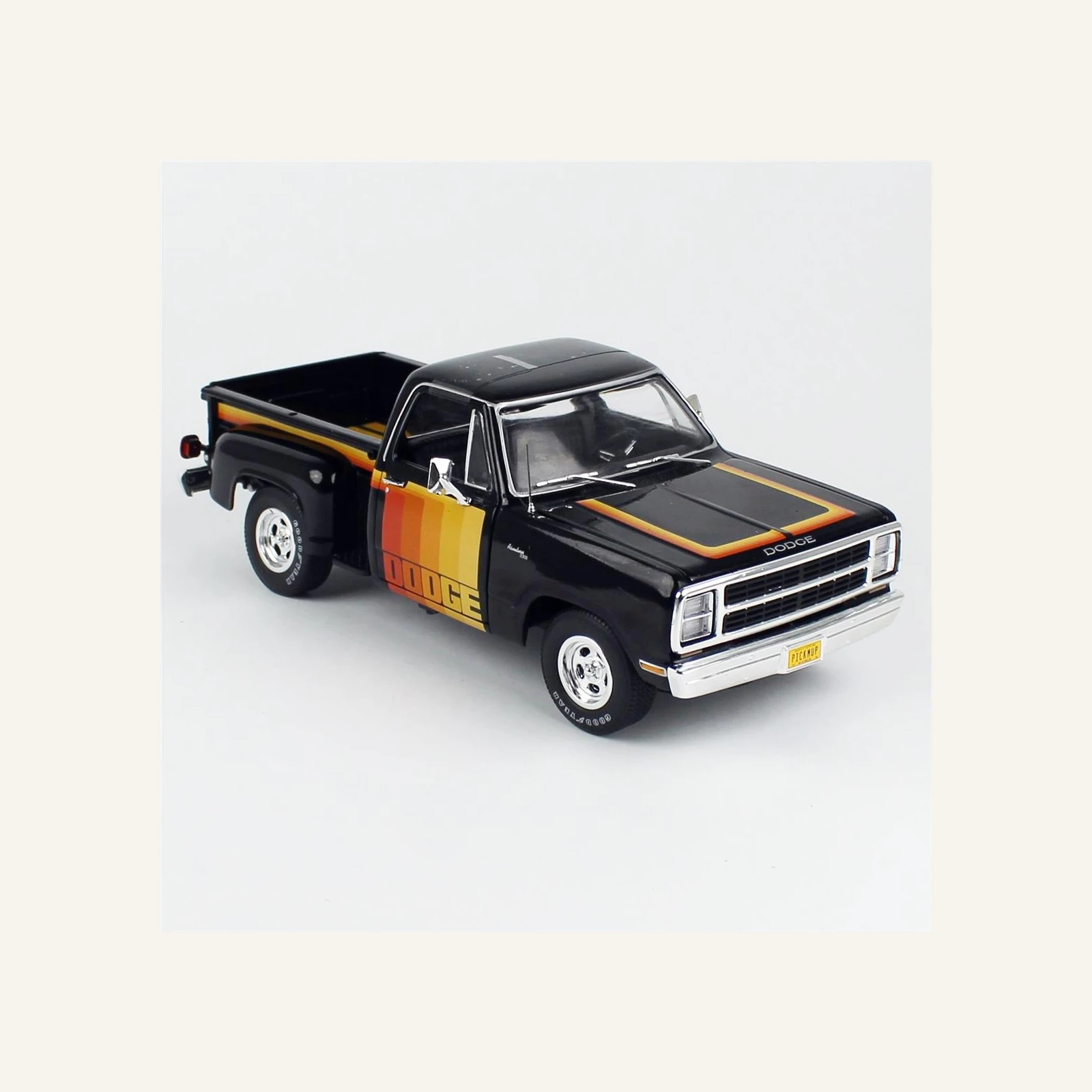 AutoWorld AW291 1/18 Ölçek, 1980 Dodge D150 Pick-M-Up Utiline Kamyonet, Siyah ve Desenli çıkartmalı