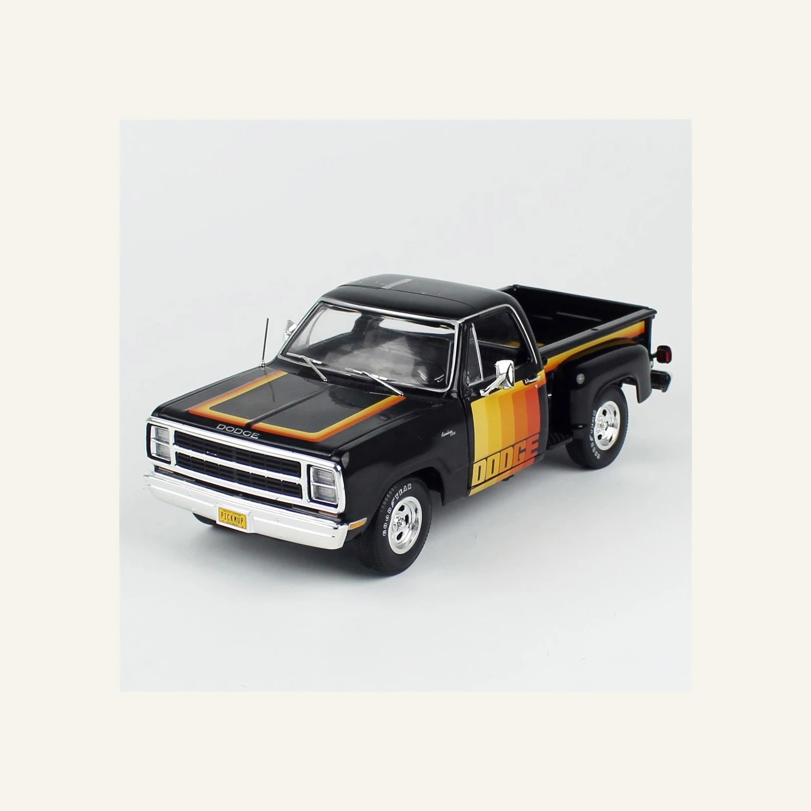 AutoWorld AW291 1/18 Ölçek, 1980 Dodge D150 Pick-M-Up Utiline Kamyonet, Siyah ve Desenli çıkartmalı