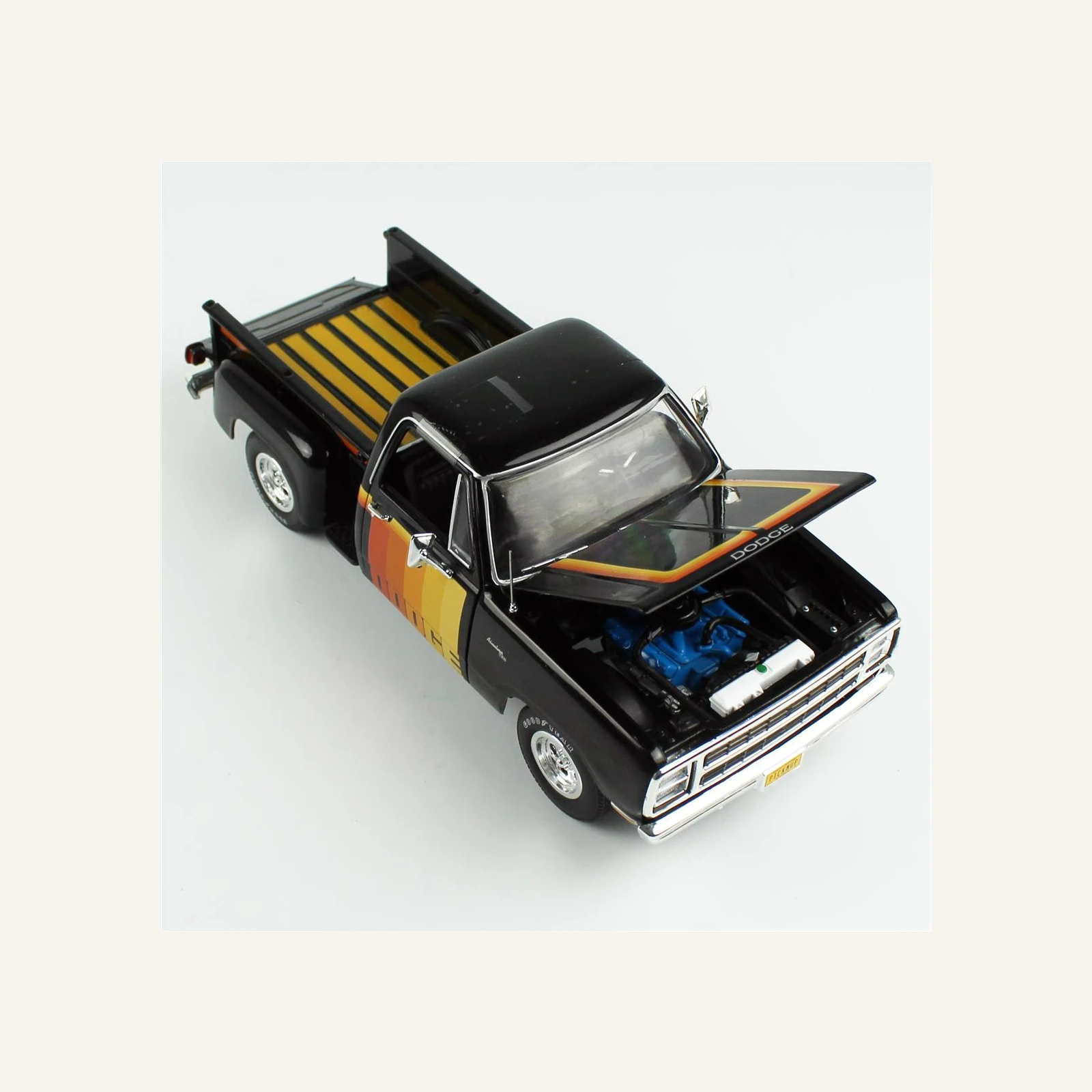 AutoWorld AW291 1/18 Ölçek, 1980 Dodge D150 Pick-M-Up Utiline Kamyonet, Siyah ve Desenli çıkartmalı