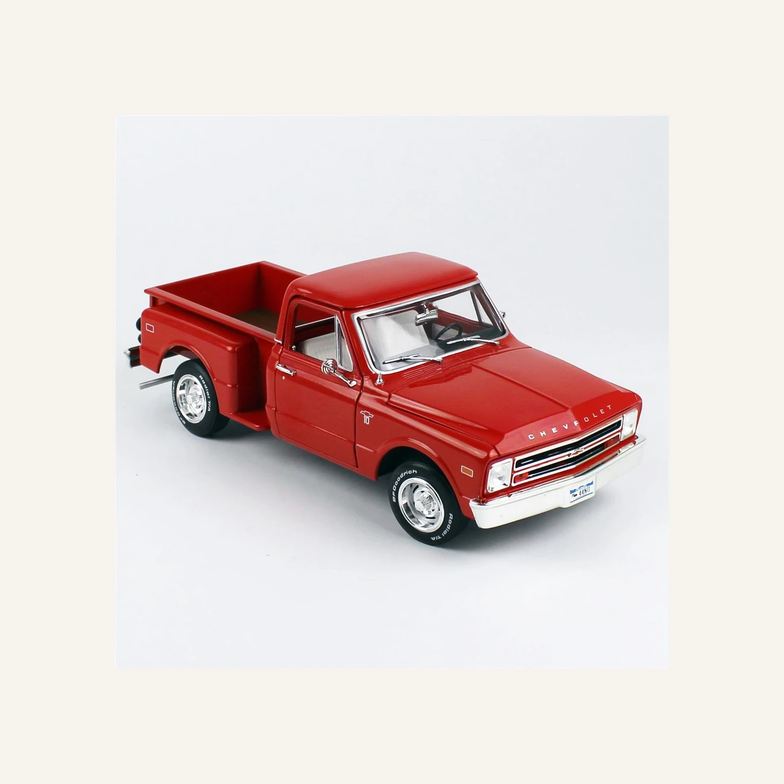 AutoWorld AW300 1/18 Ölçek, 1968 Chevrolet C10 Kamyonet, Stepside, Kırmızı