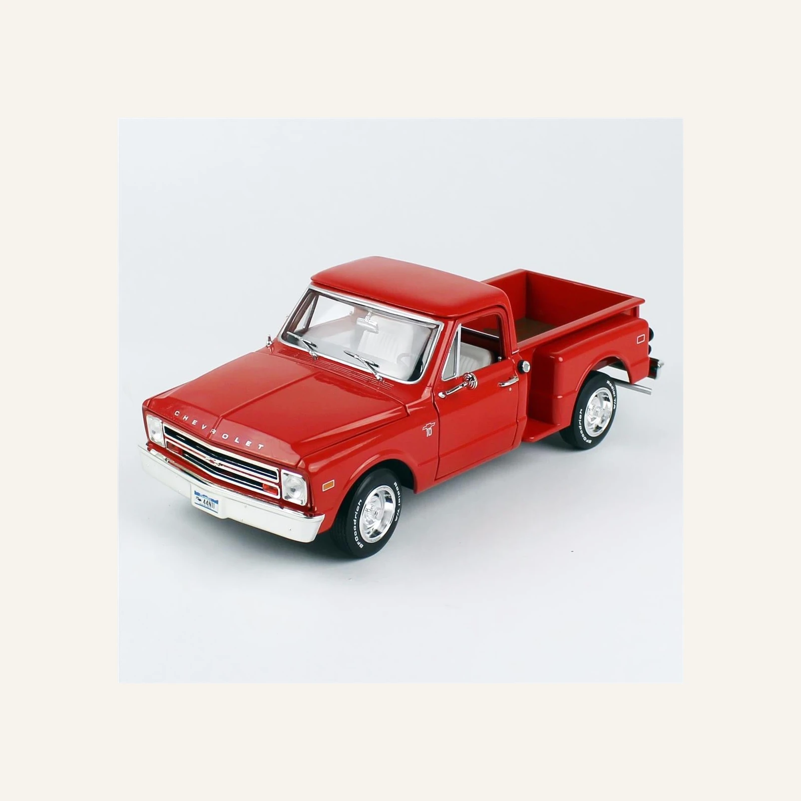 AutoWorld AW300 1/18 Ölçek, 1968 Chevrolet C10 Kamyonet, Stepside, Kırmızı