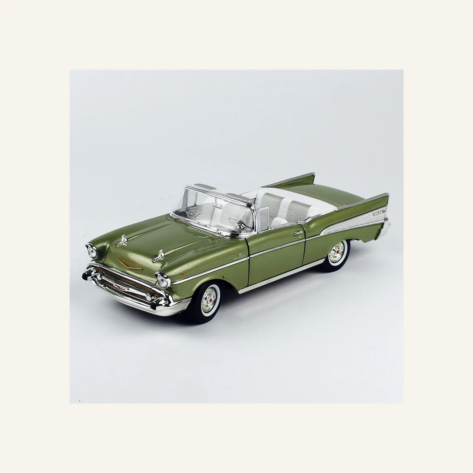 AutoWorld AW306 1/18 Ölçek, 1957 Chevrolet Bel Air Convertible, Metalik Yeşil