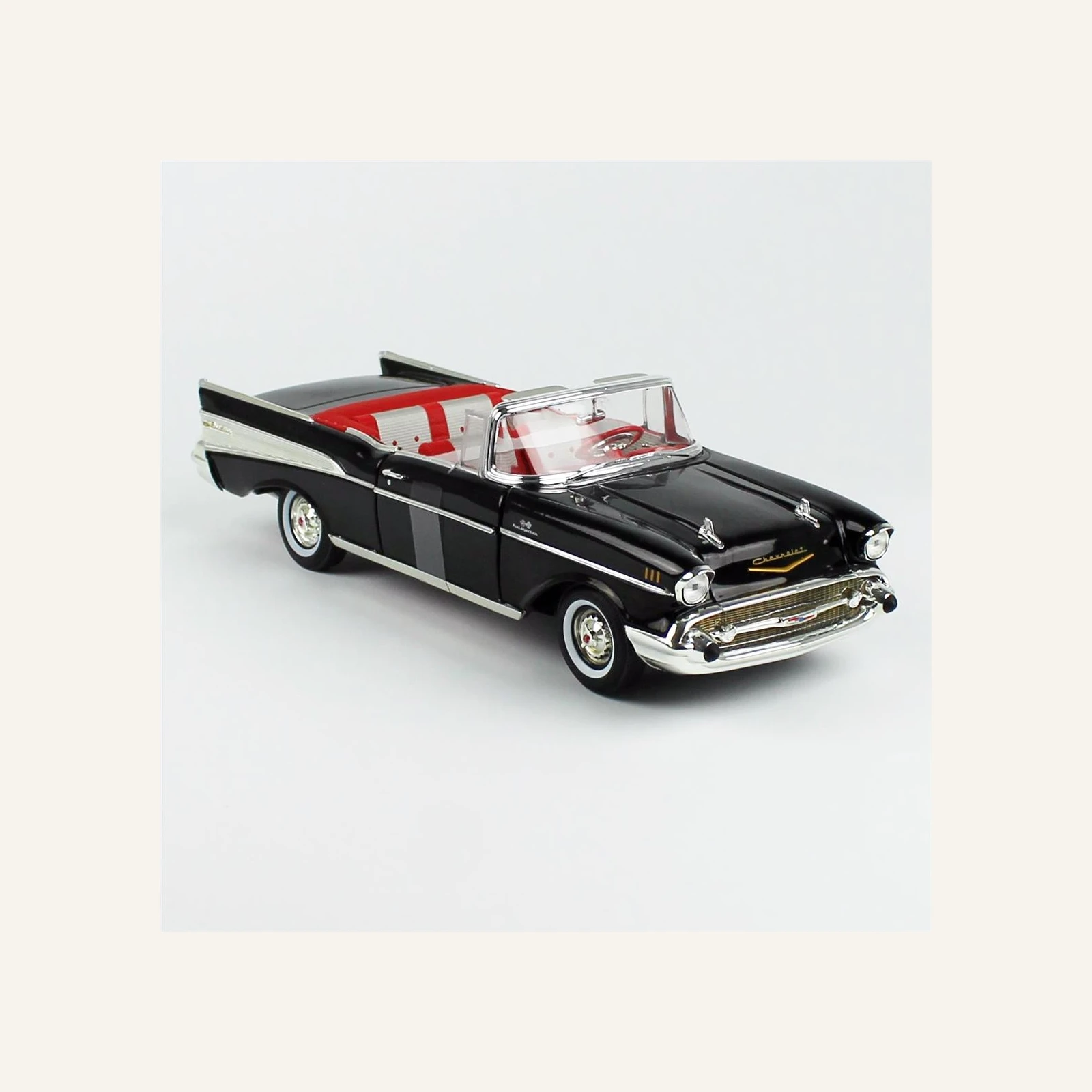 AutoWorld AWSS134 1/18 Ölçek, 1957 Chevrolet Bel Air Convertible (James Bond 007 Dr.No), Siyah