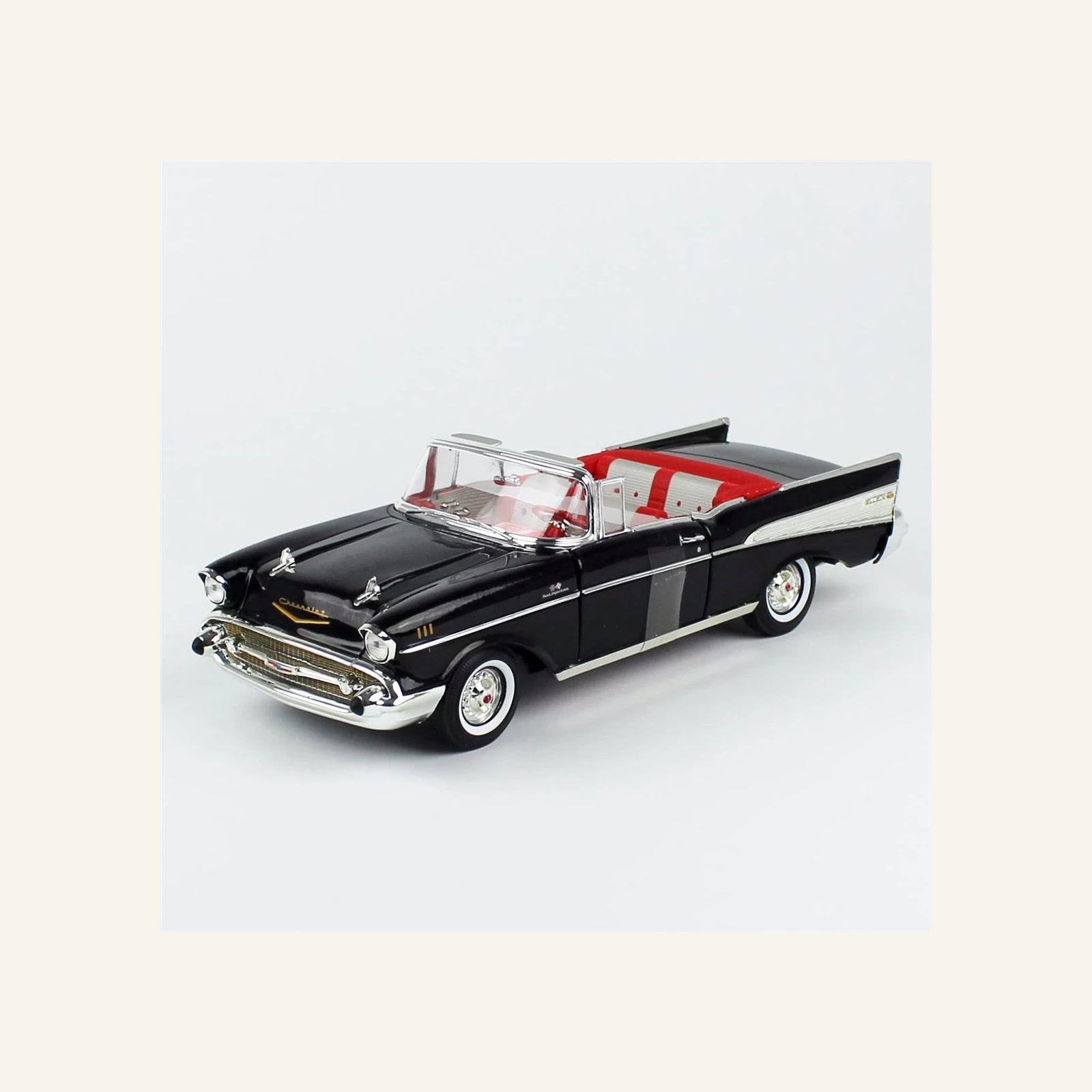 AutoWorld AWSS134 1/18 Ölçek, 1957 Chevrolet Bel Air Convertible (James Bond 007 Dr.No), Siyah