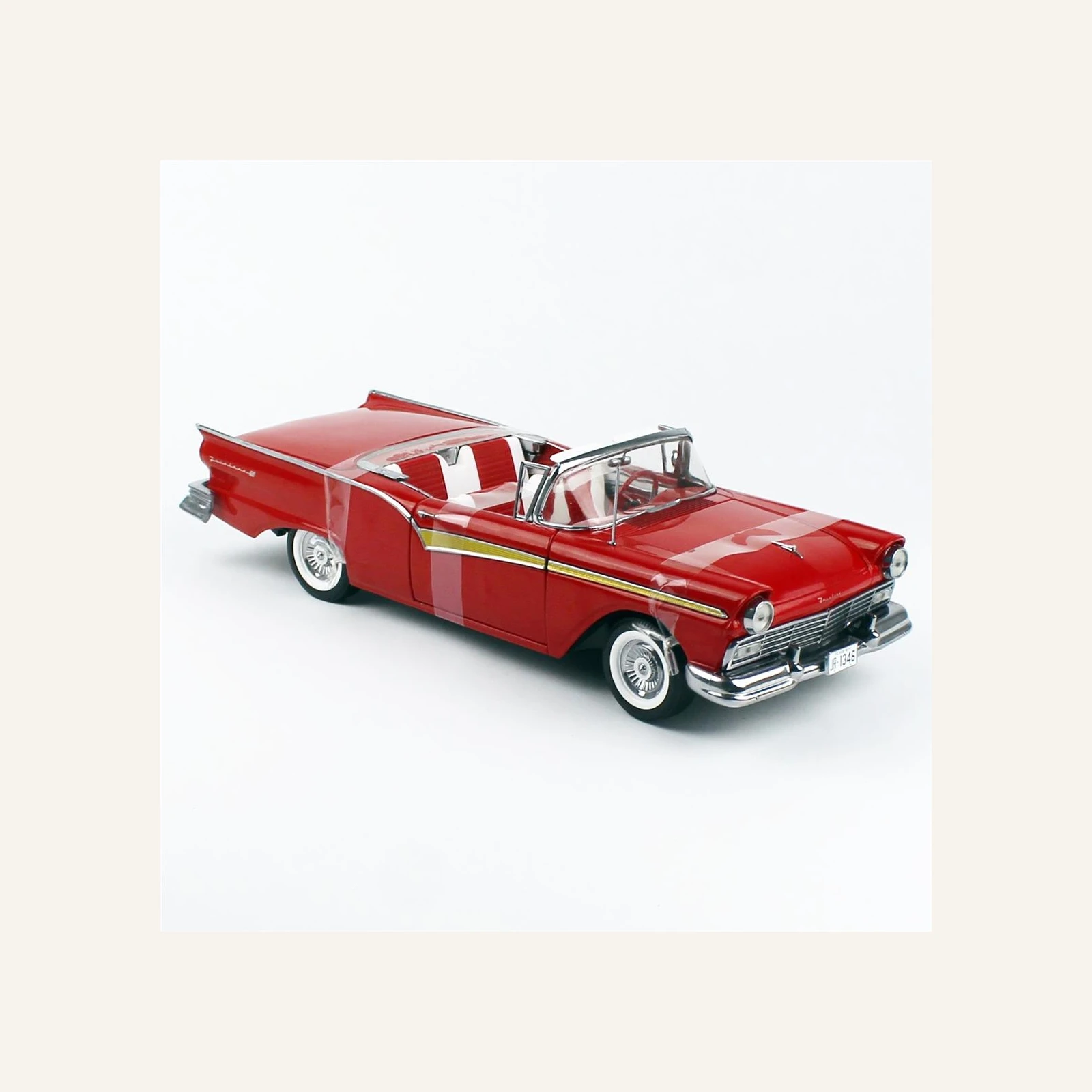 Sunstar 1347 1/18 Ölçek, 1957 Ford Fairlane 500 Skyliner, Alev Kırmızısı