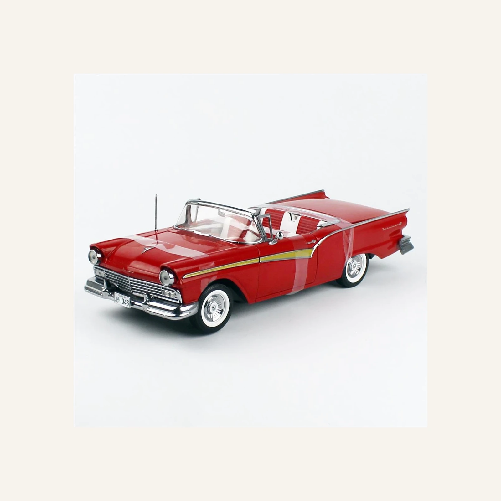 Sunstar 1347 1/18 Ölçek, 1957 Ford Fairlane 500 Skyliner, Alev Kırmızısı