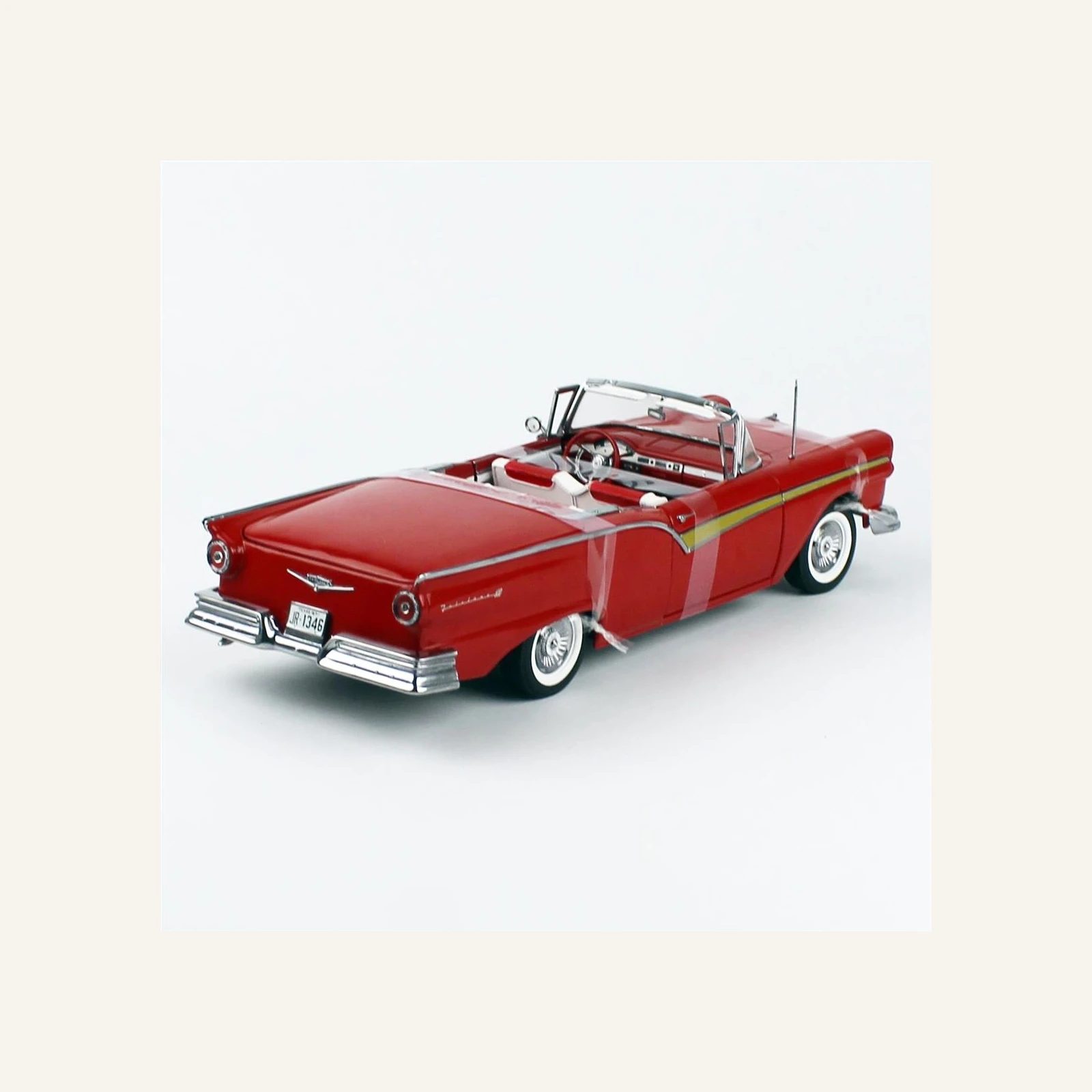 Sunstar 1347 1/18 Ölçek, 1957 Ford Fairlane 500 Skyliner, Alev Kırmızısı