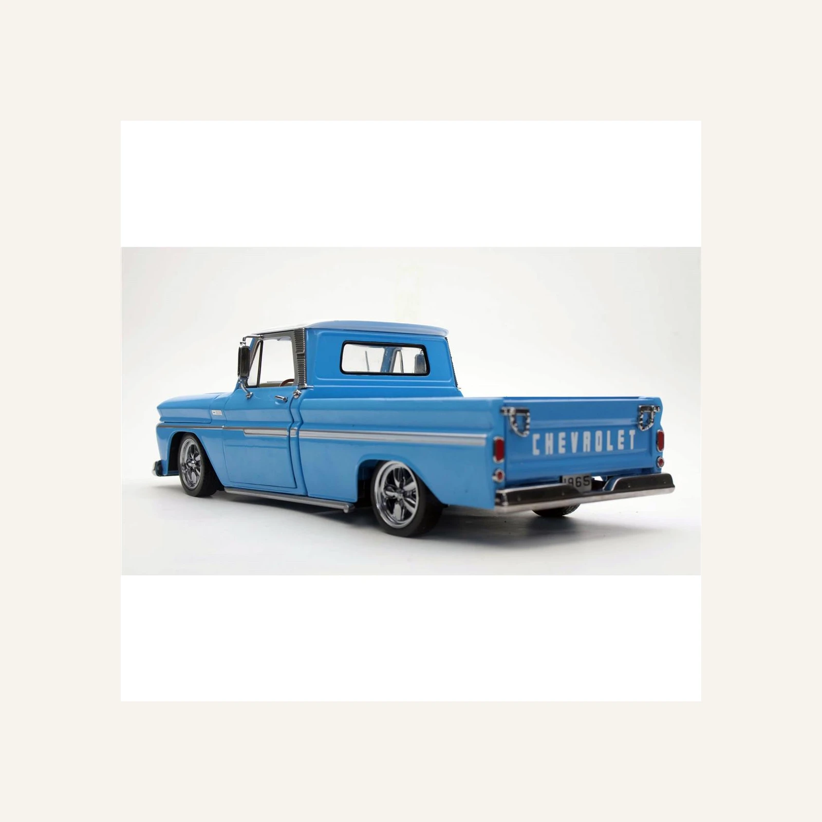 Sunstar 1366 1/18 Ölçek, 1965 Chevrolet C-10 Styleside Alçaltılmış Kamyonet, Mavi