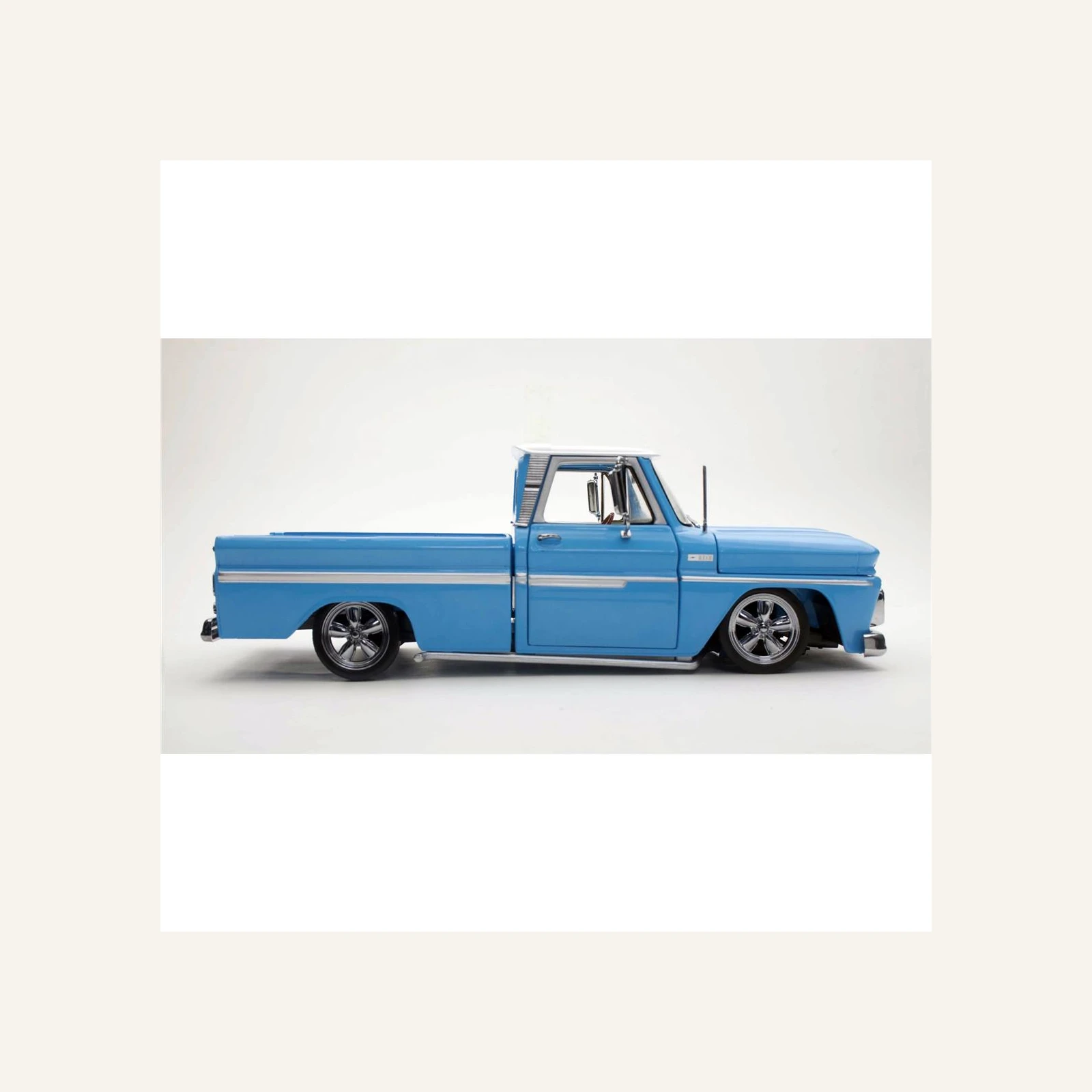 Sunstar 1366 1/18 Ölçek, 1965 Chevrolet C-10 Styleside Alçaltılmış Kamyonet, Mavi