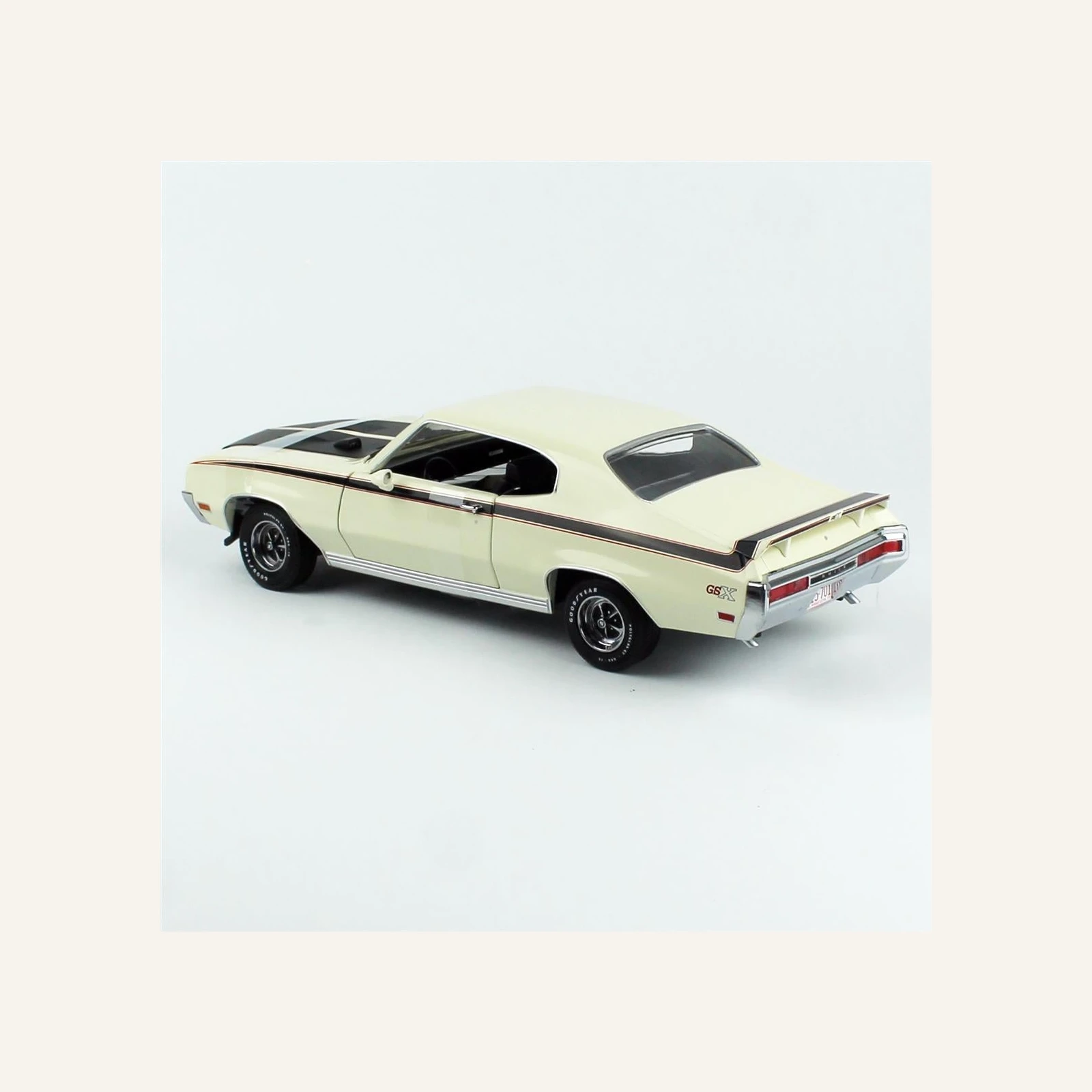 Sunstar 5701 1/18 Ölçek, 1970 Buick GSX, Beyaz