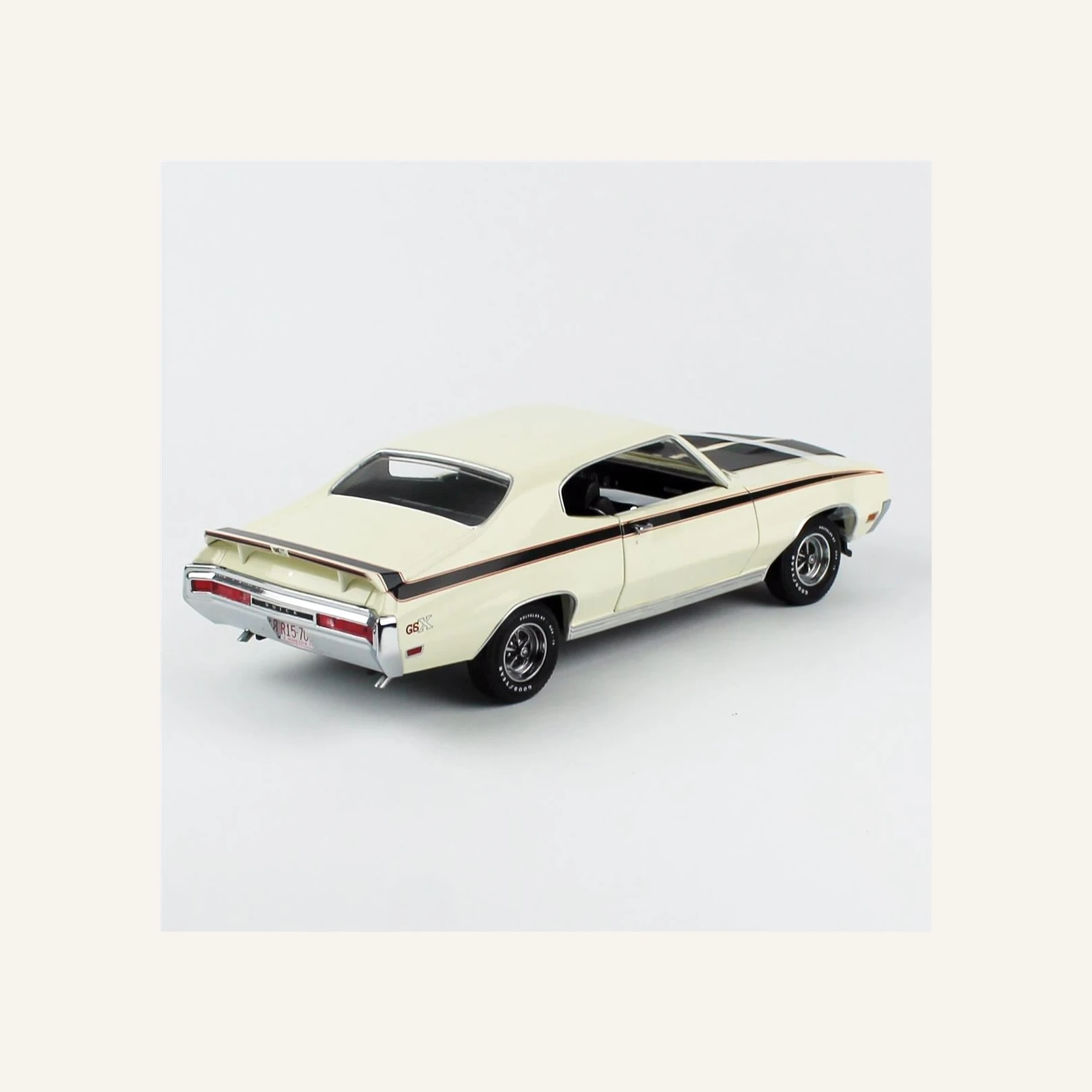 Sunstar 5701 1/18 Ölçek, 1970 Buick GSX, Beyaz