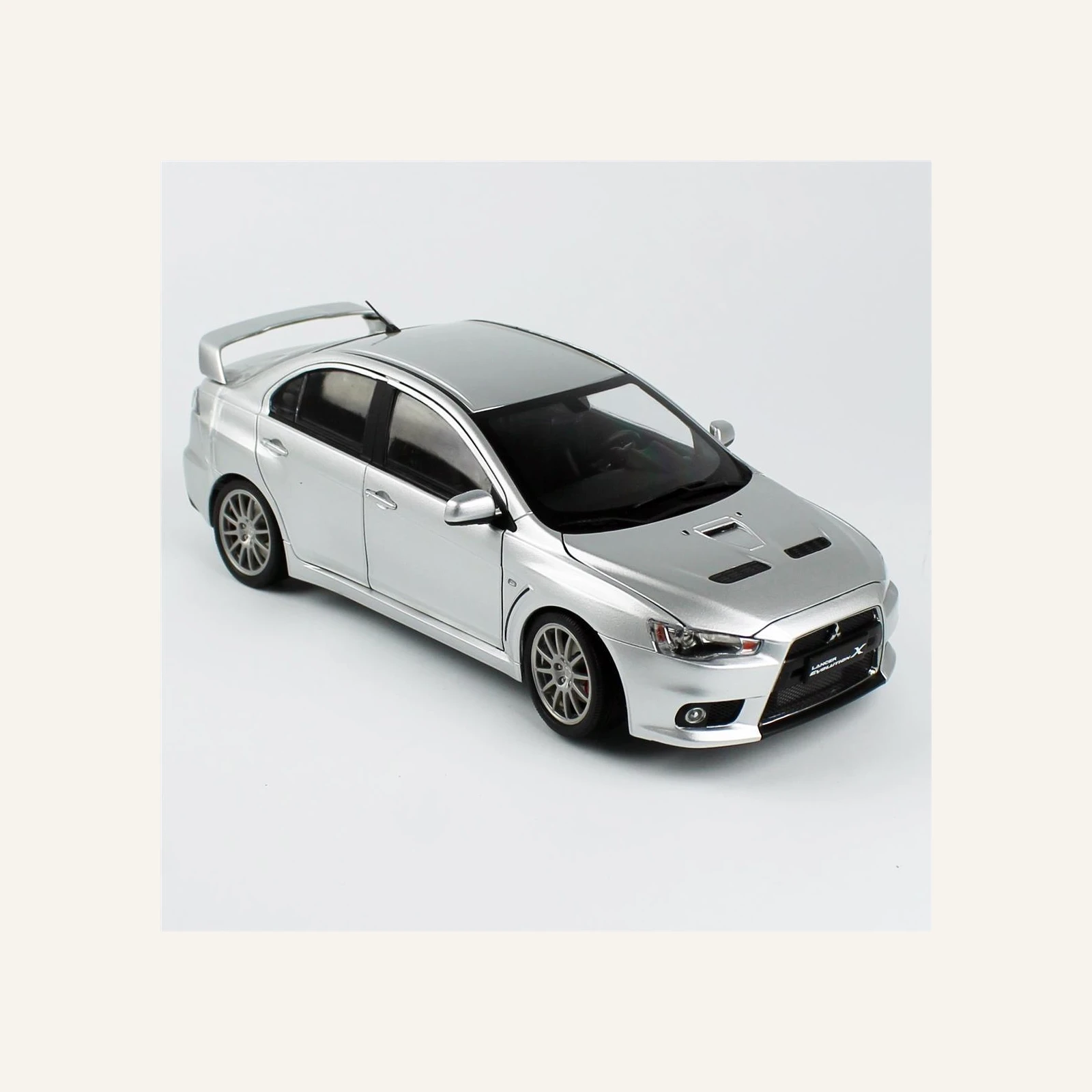 Sunstar 5821 1/18 Ölçek, Mitsubishi Lancer Evolution X, Gümüş Metalik