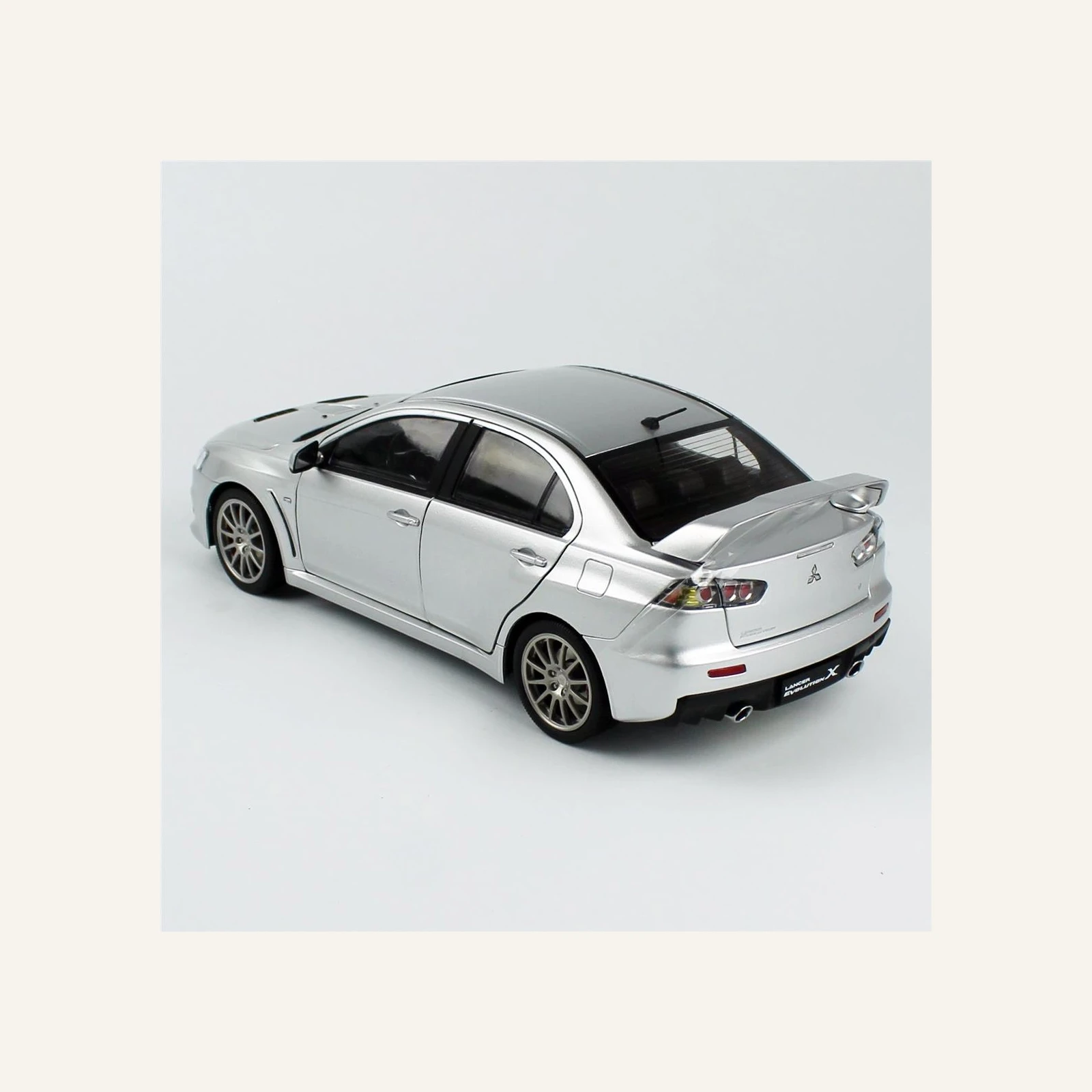 Sunstar 5821 1/18 Ölçek, Mitsubishi Lancer Evolution X, Gümüş Metalik