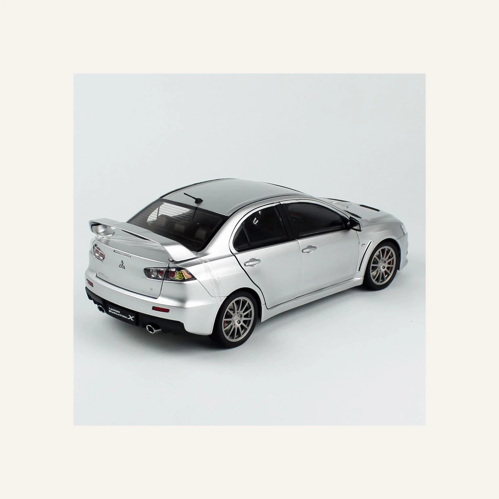 Sunstar 5821 1/18 Ölçek, Mitsubishi Lancer Evolution X, Gümüş Metalik